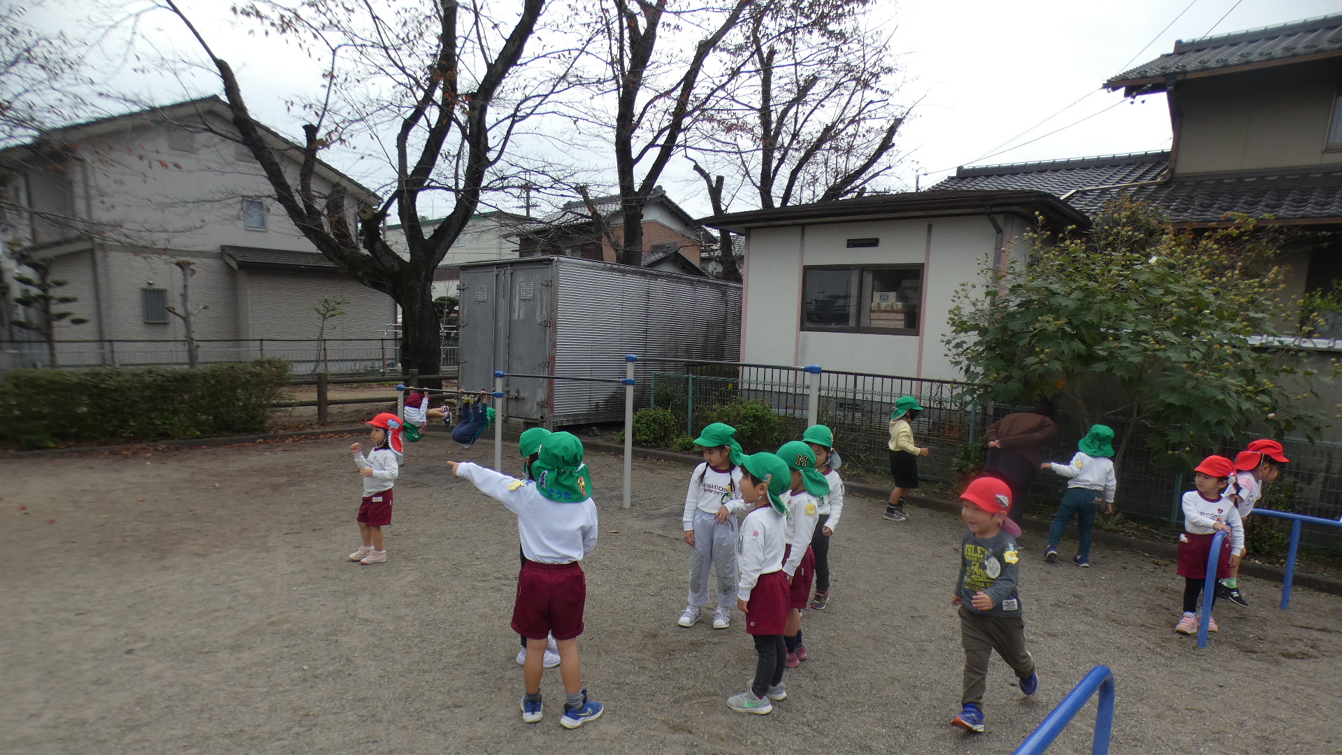 年少も帰りはバス。バスが来るまで吉新公園で遊びました。いつもと違う公園、遊具は楽しかったようです。