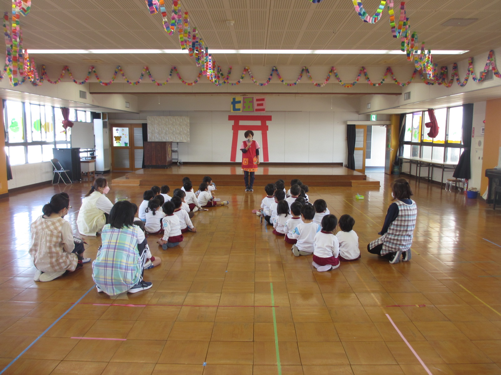 つくしさんは幼稚園にある（？？）しおん神社にお参りしました。