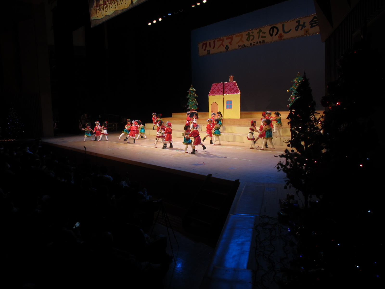 クリスマス会の演技にふさわしいばら組さんの遊戯「パラパラ・クリスマスメドレー」かわいらしちびっ子サンタさんのパレード・ダンスに思わずほっこり！