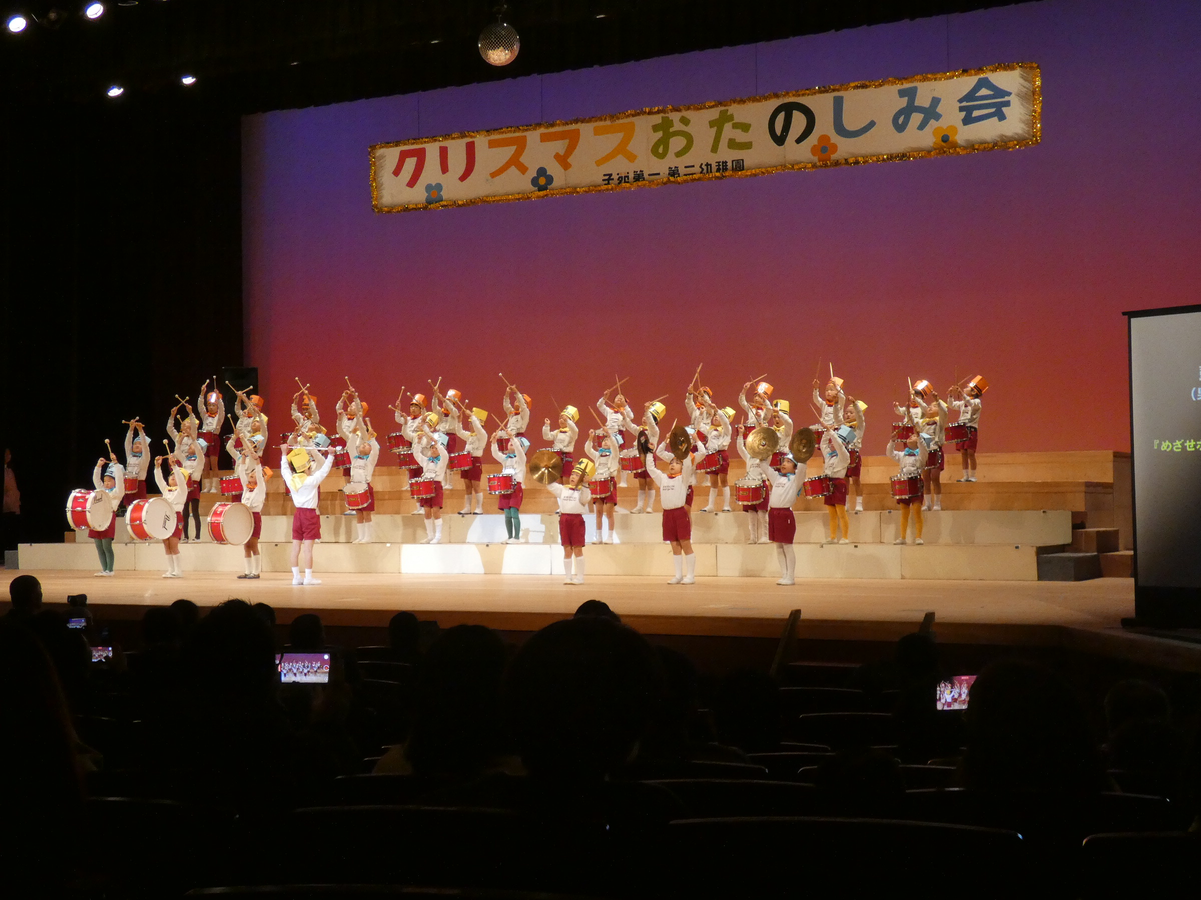 男の子は元気な鼓隊の発表をシマシタ！！
