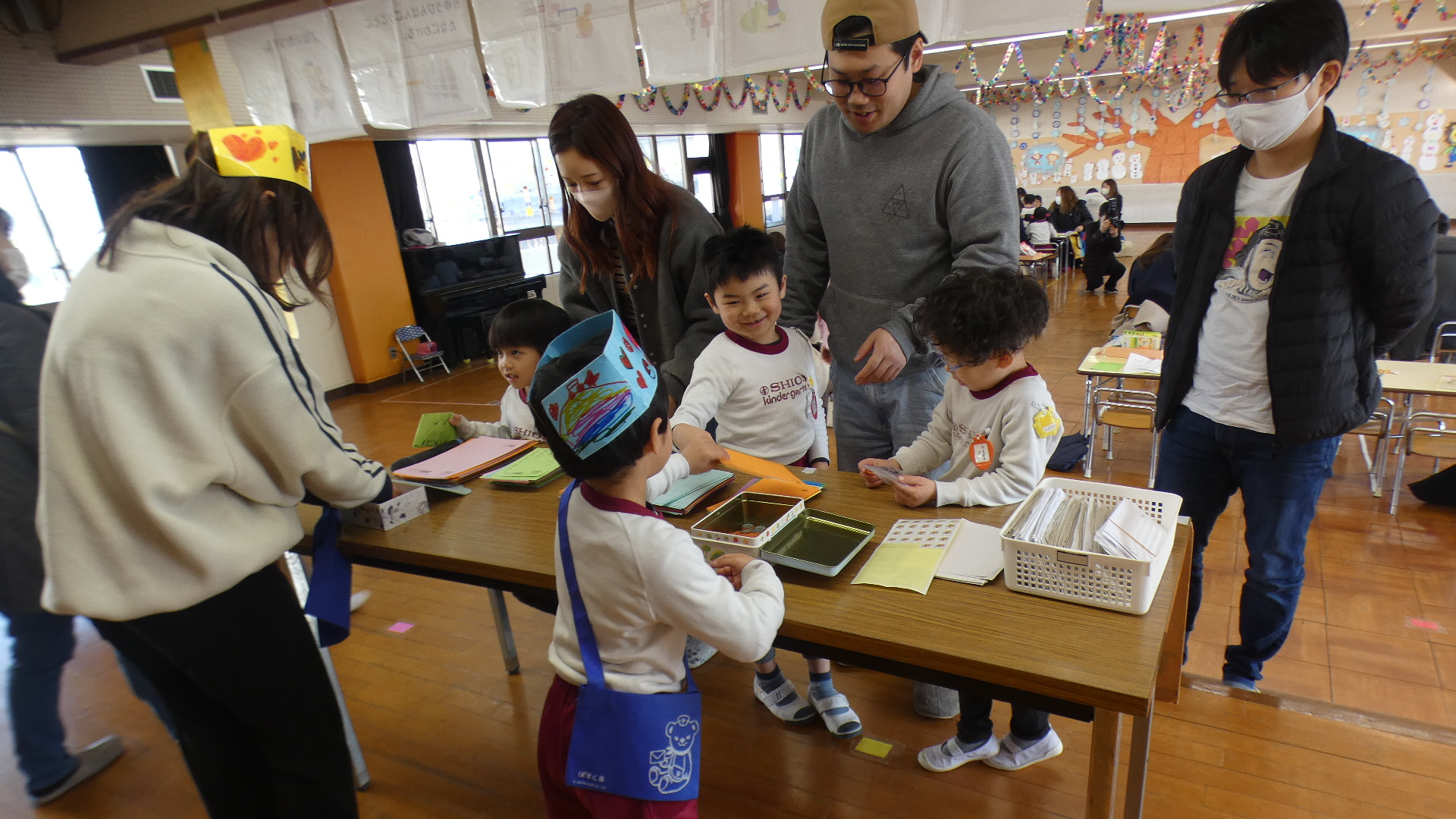 子どもが郵便屋さんになって配達します。お母さんも仕分けや切手販売を手伝ってくれました。