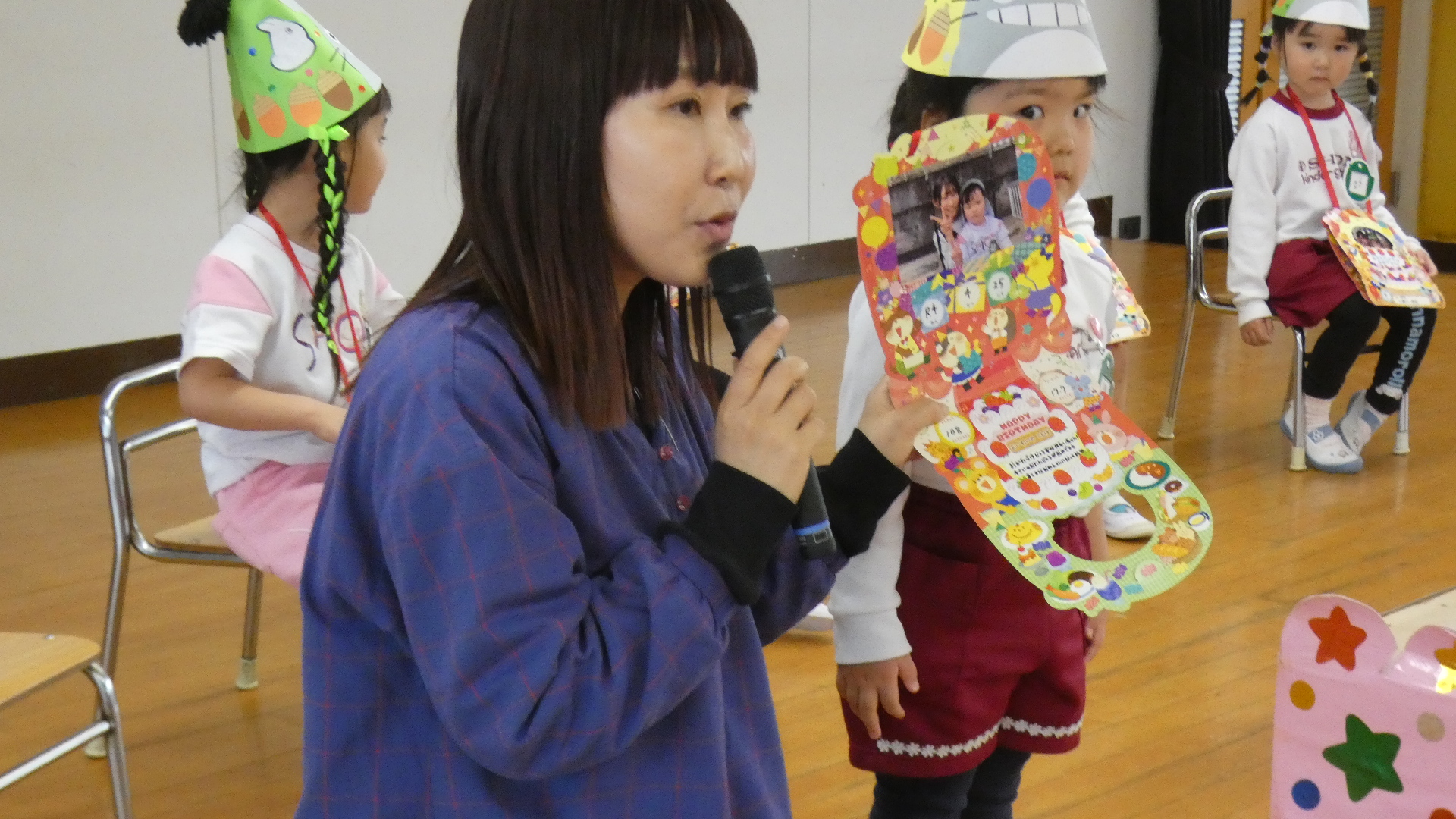 誕生カードには担任の先生との記念写真と身長・体重の記録、手形が記念に送られます。