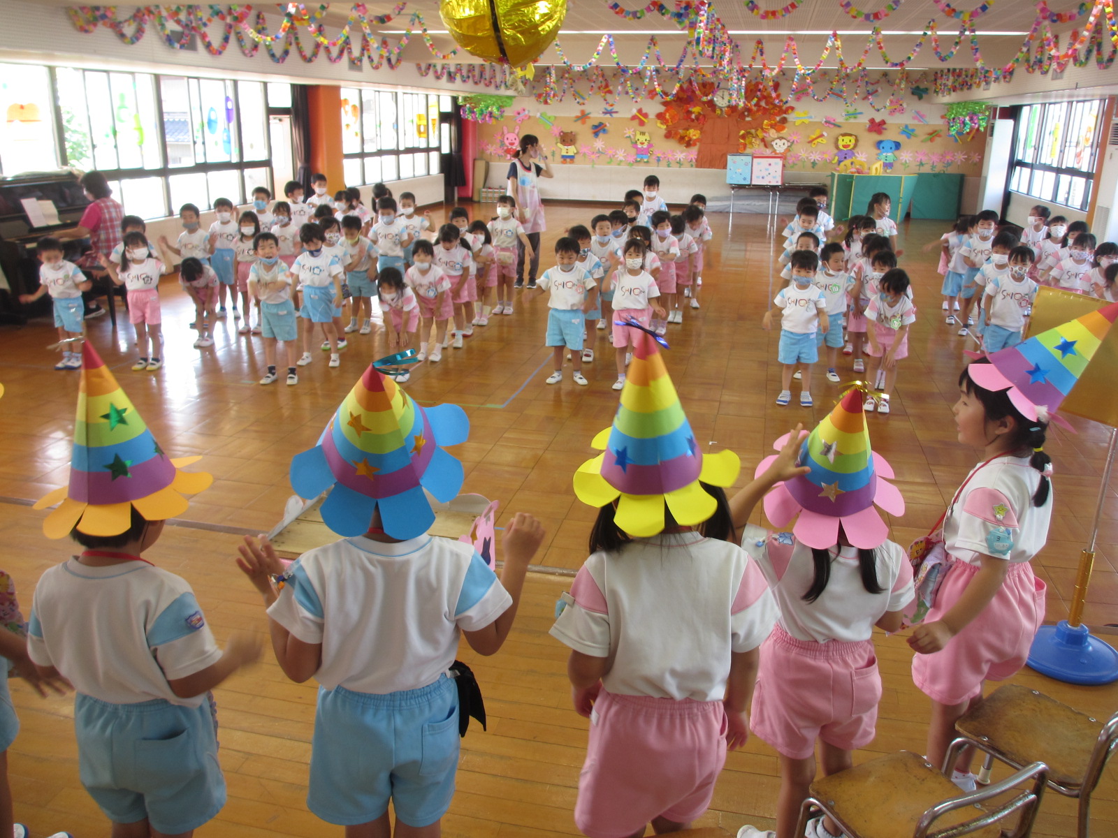 今年の帽子は小人の帽子、かわいいとんがり帽子！！