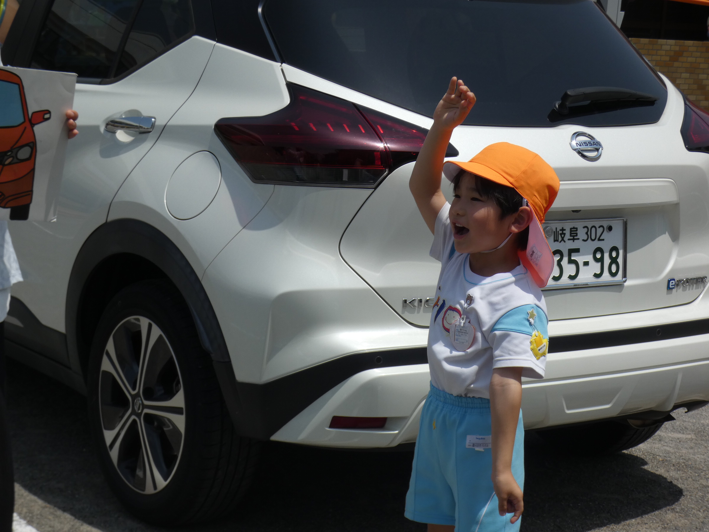 なぜ手を挙げるの？そう、車からよく見えるように挙げるのですね。
