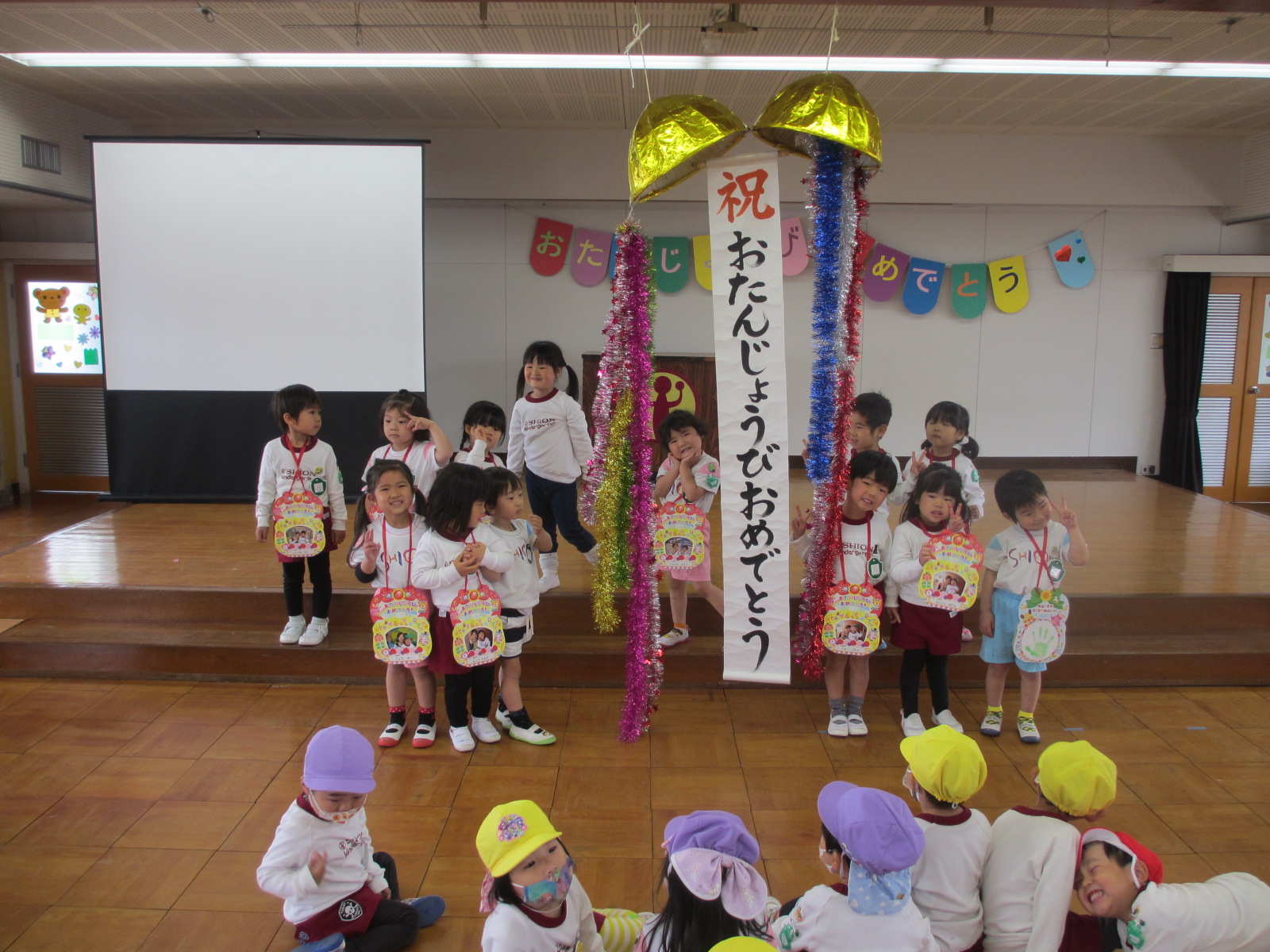 誕生会では子苑会からもプレゼントをいただき、大喜び。今年はディズニーの文房具です。ありがとうございました。