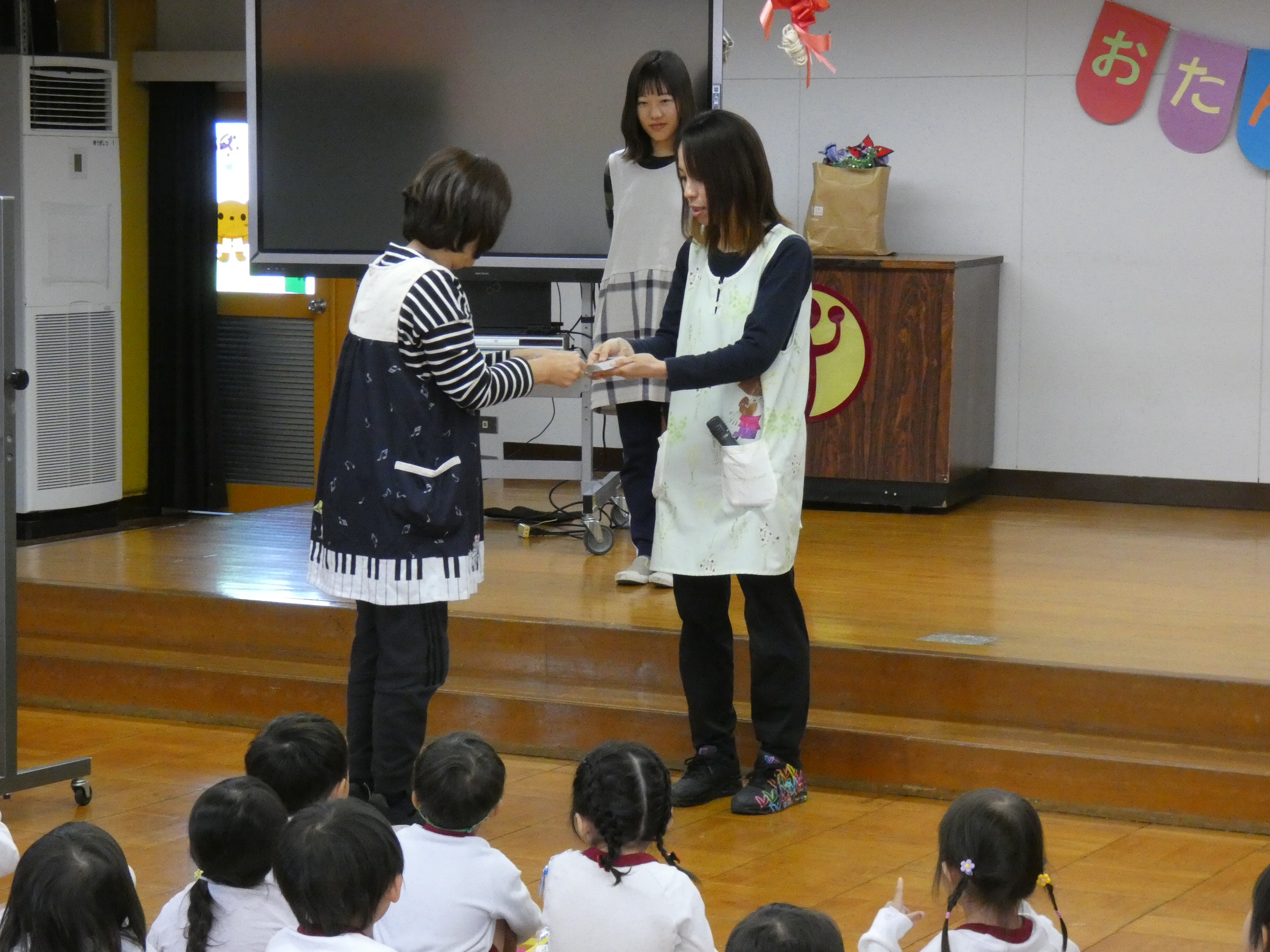 マジックショーの始まり始まり！「カードを3枚選んでください。みんなはカード見ても黙っていてね」