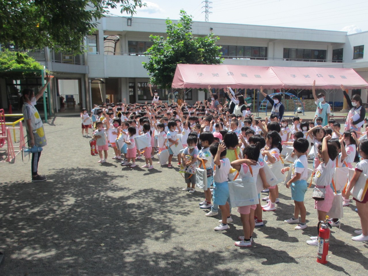 担当の先生から間もなく夏休み、火遊び（ライター・マッチのいたずら）、子どもだけで花火をしないなどの注意もしてもらいました。
『しおんのよい子は火遊びをしません！！』とみんなで宣言しました。