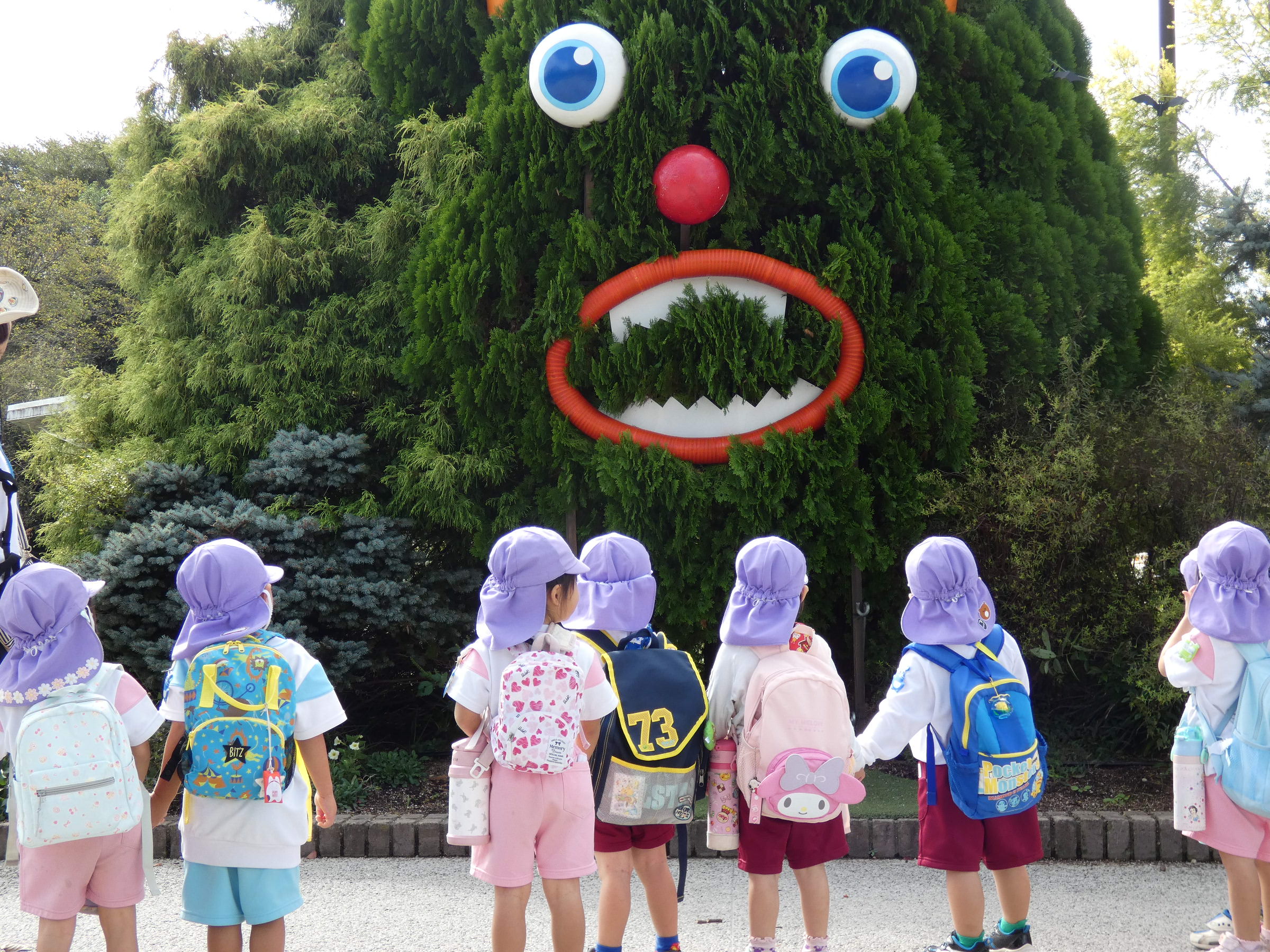 毎年この時期はハロウィン飾りがお迎えしてくれます。