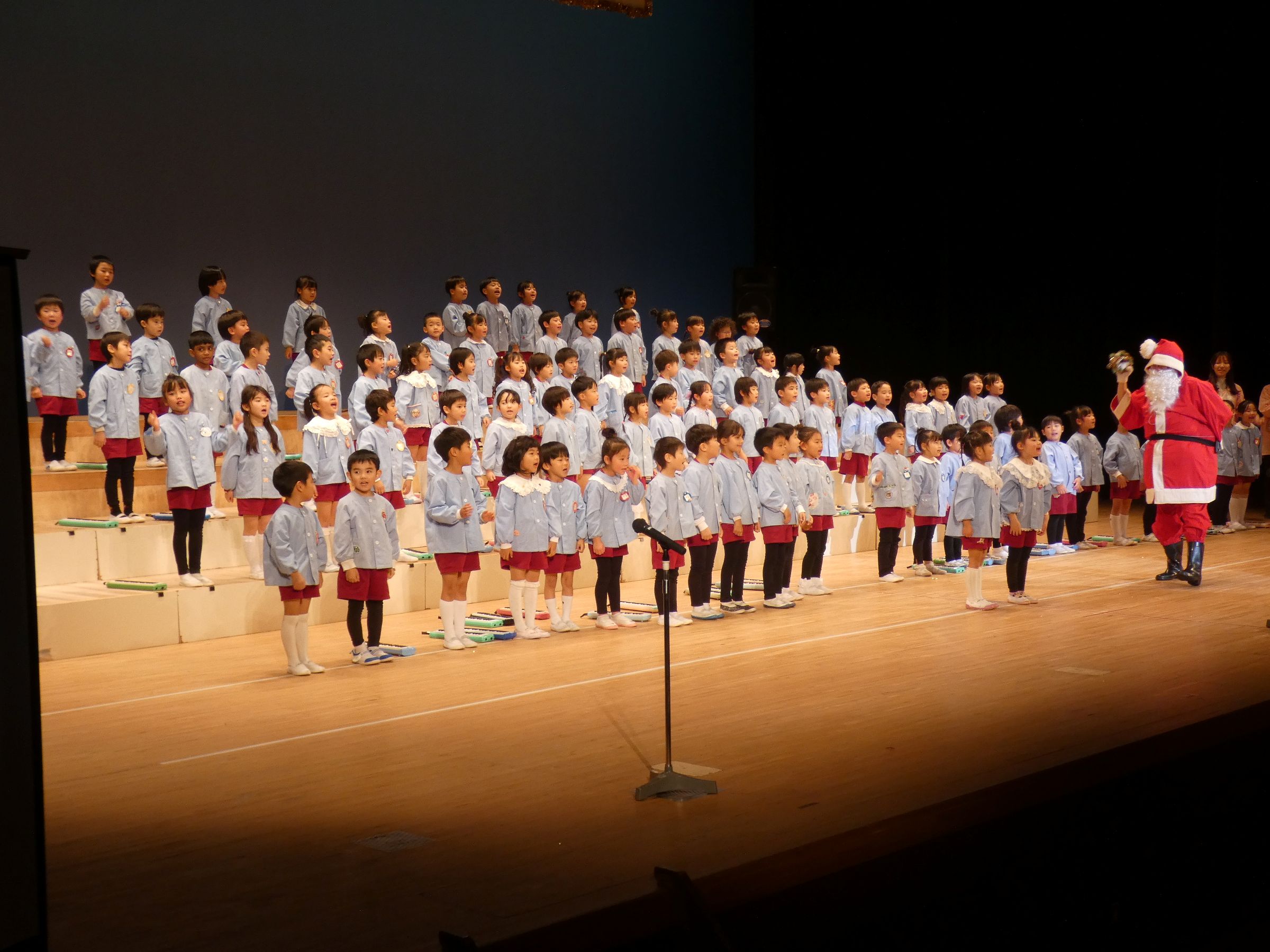 サンタ登場！英語で質問していました