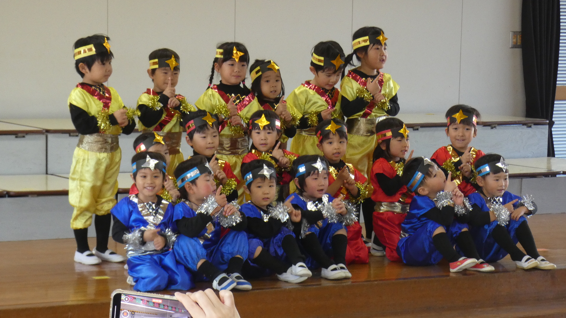 たんぽぽ組は『ゆびにんぽう』ちびっ子忍者がステージを駆け回りまあした