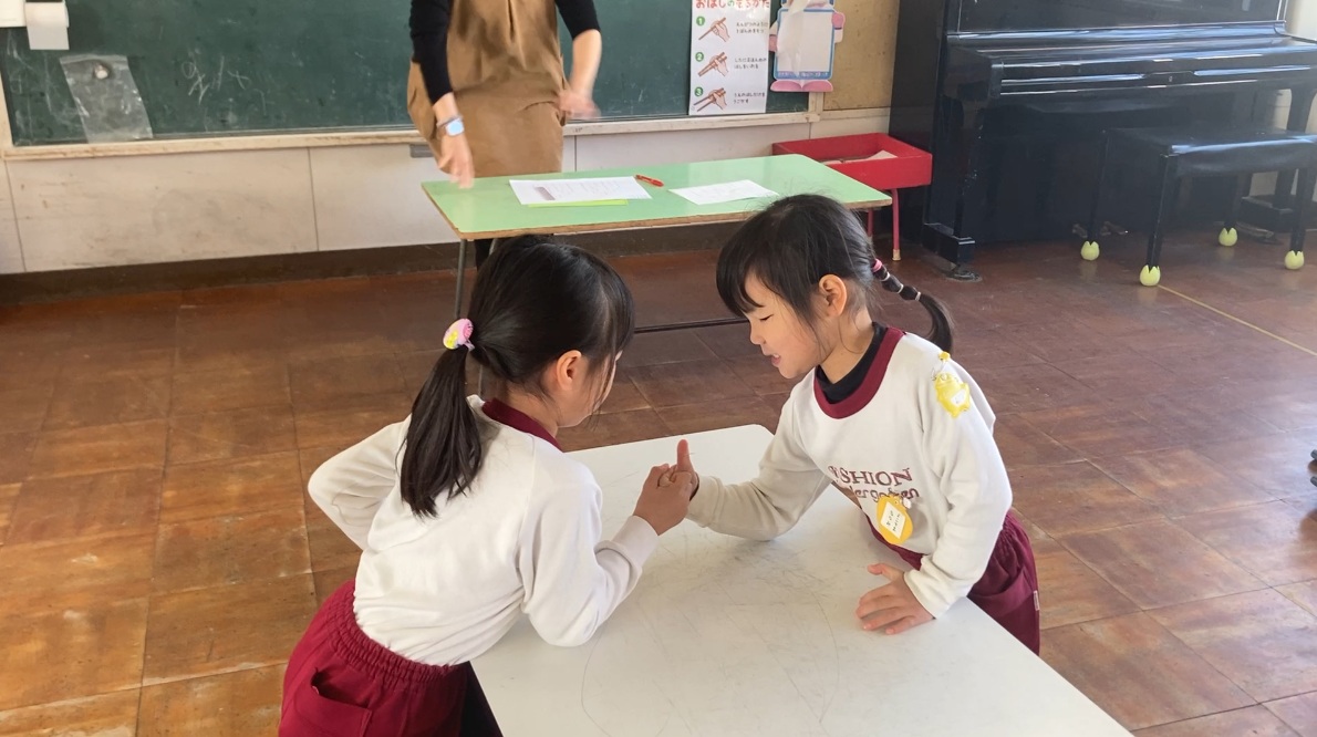 どの試合も接戦！女子指相撲の決勝戦！