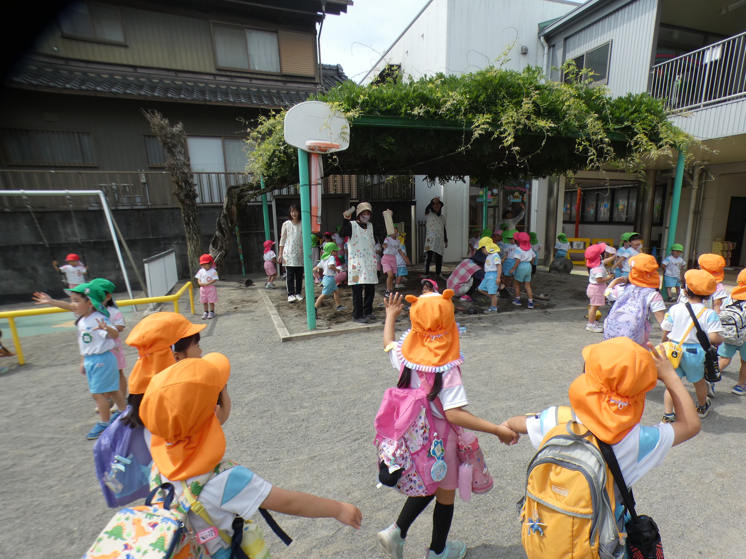 年少さん・年中さん他学年の先生方の見送りに応えて元気に出発です☆彡