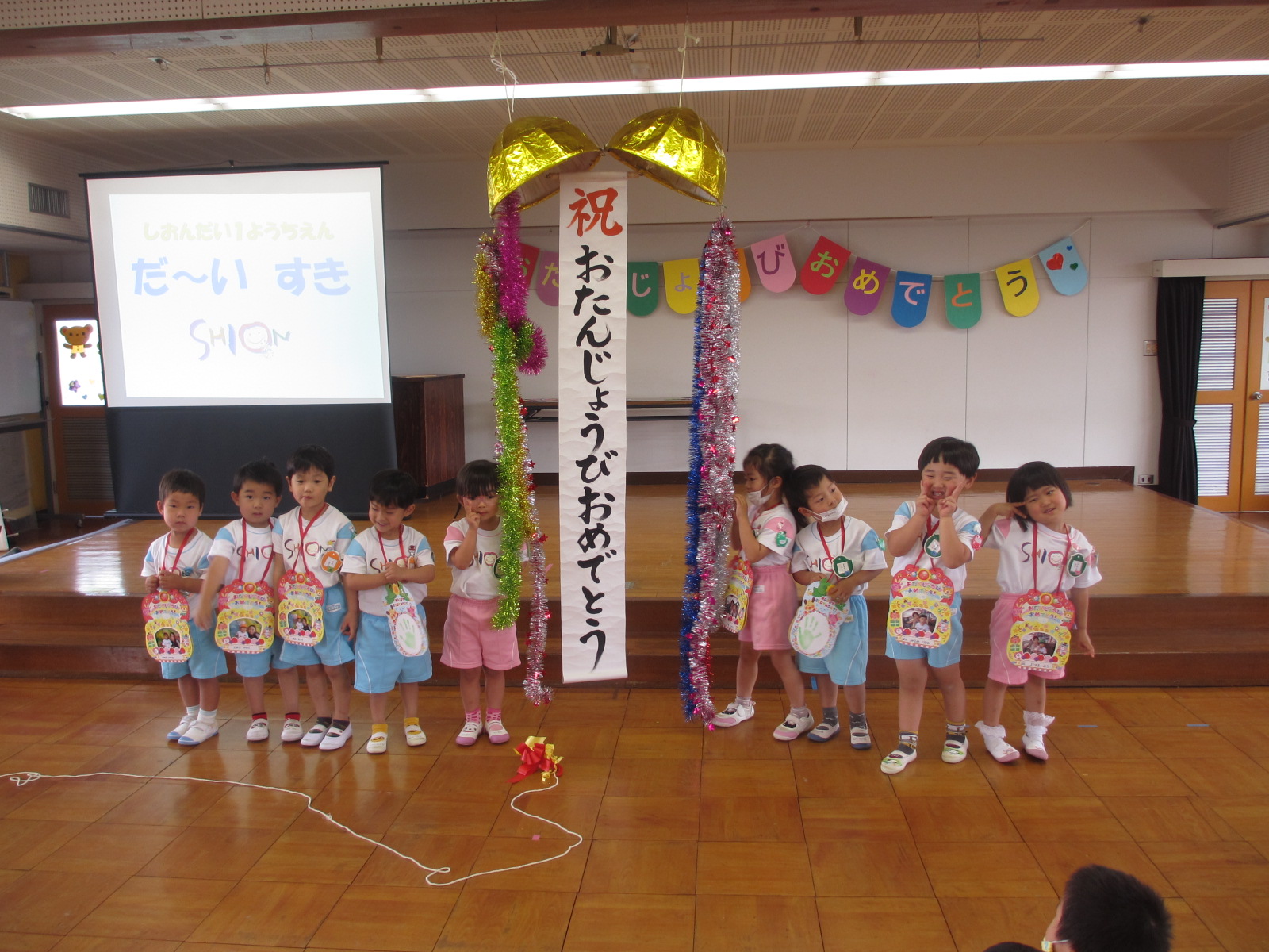 見事に力を合わせてくす玉を割りました！お誕生日おめでとうございます！