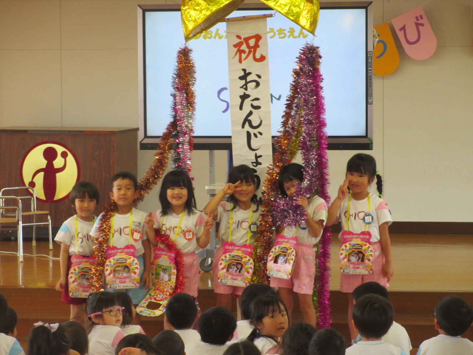 元気にくす玉を割ってお祝いでした。詳しくは動画「てのりの」で配信しました。