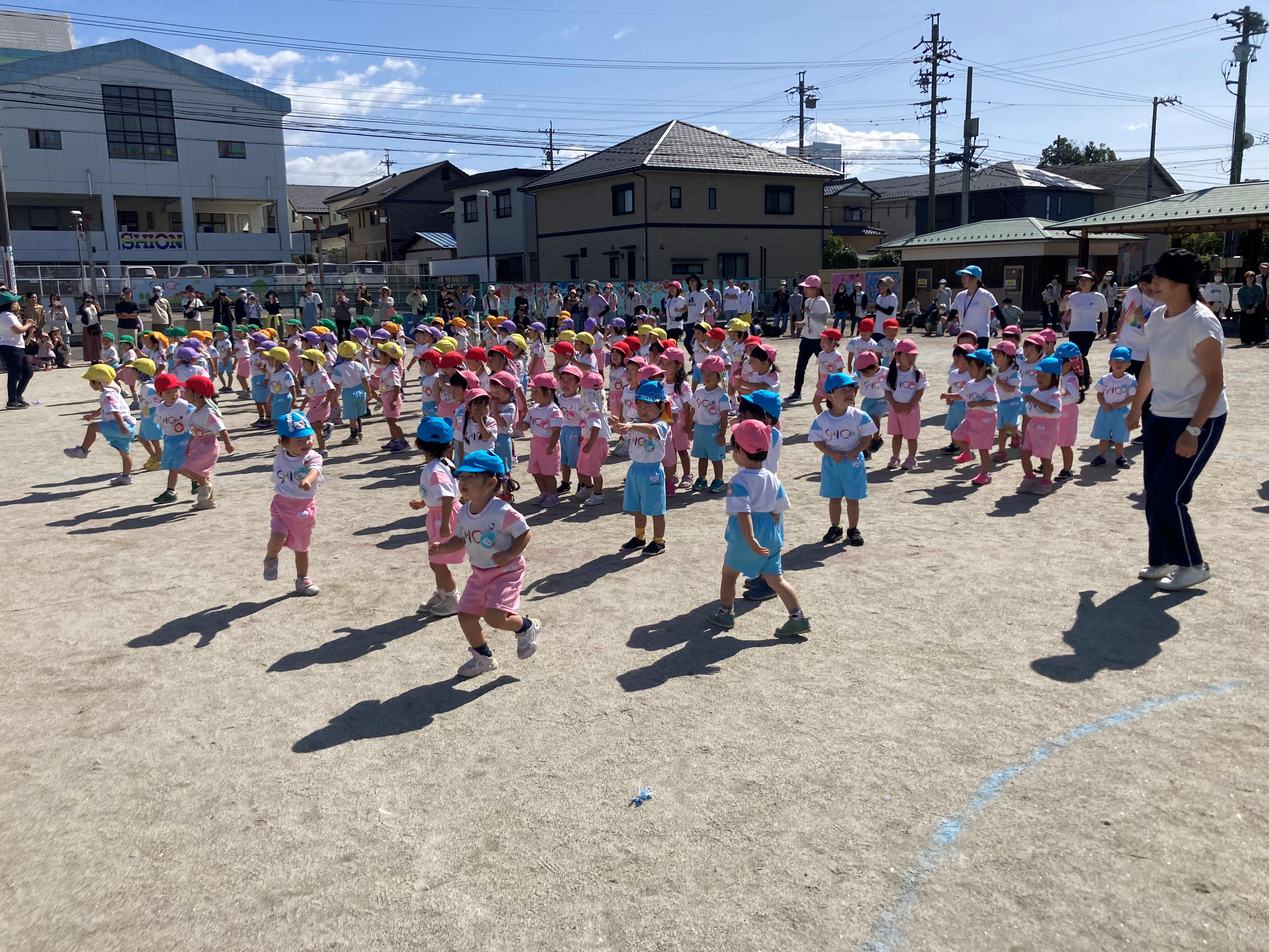 続いて年少さん。「めっちゃ元気体操」を題名通り元気いっぱいやりました。