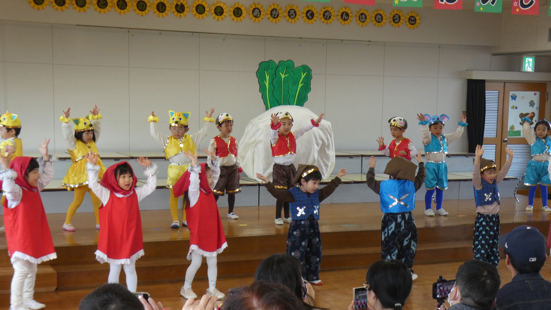 ばら組はオペレッタ『おおきなかぶ』とっても迫力ある演技でした