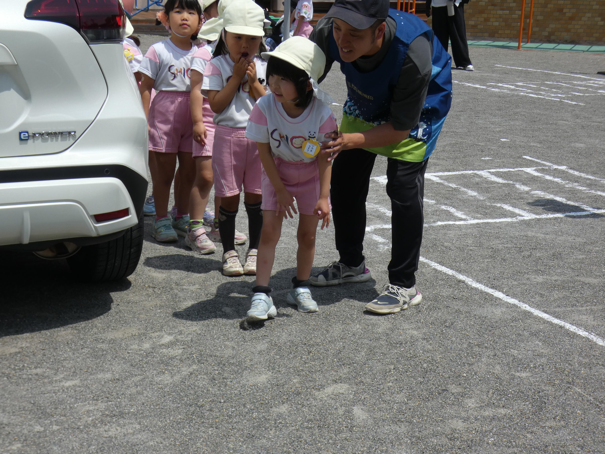 車の陰が危ないんだね！