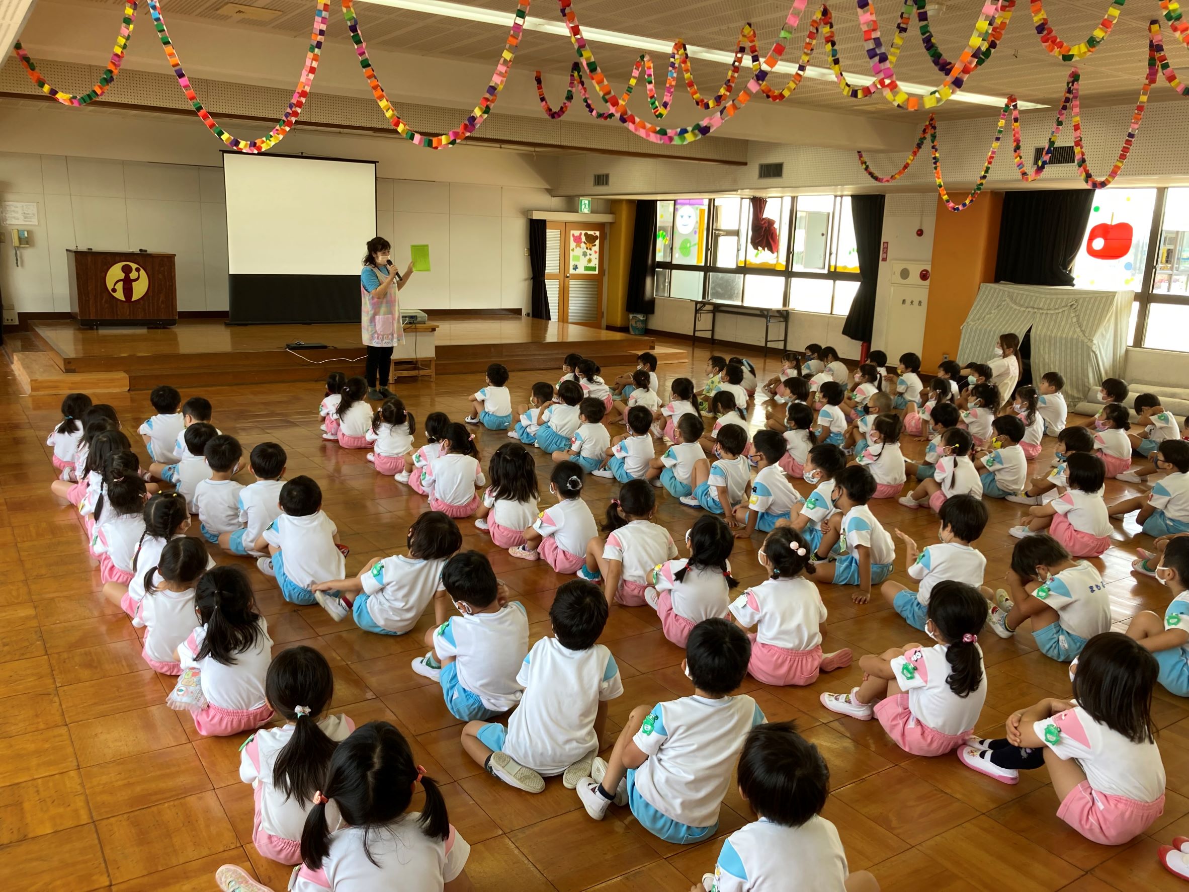 １つお兄さん・お姉さんとなって幼稚園に慣れて思いっきり活動を楽しんだ年中さんでした。
夏休みのお約束をしました。