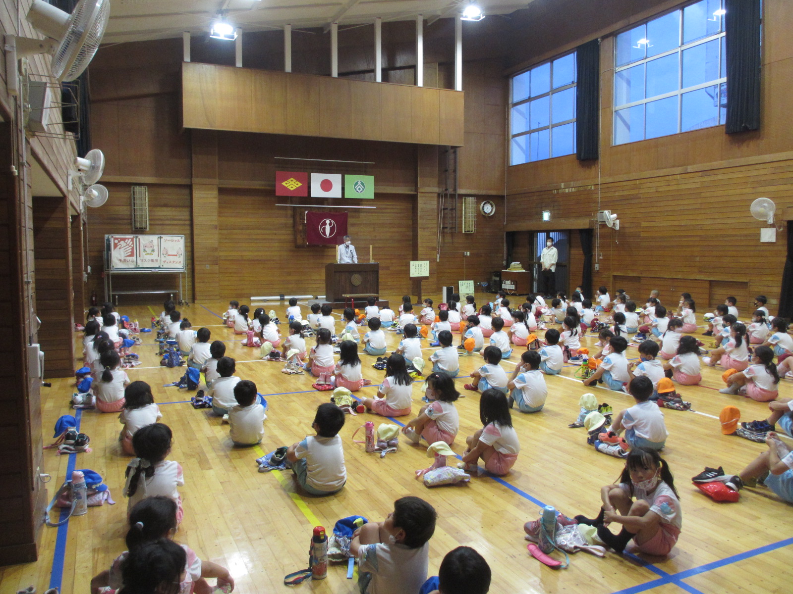 退所式が終わり、いよいよ帰宅。迎えのおうちの方の顔を見てホッとする子どもたち。楽しかったこといっぱい話してくたことでしょう。夜はプラネタリウムの世界のような夢見たのかな。