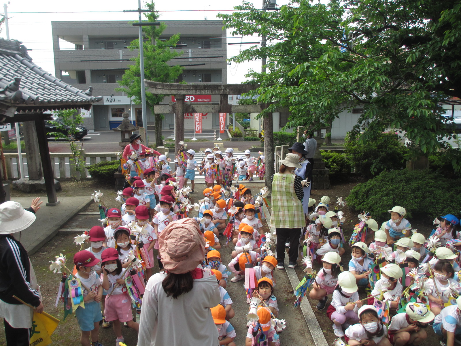 教室で何日もかけて一生懸命作った鯉のぼりを肩に神社に行きました。