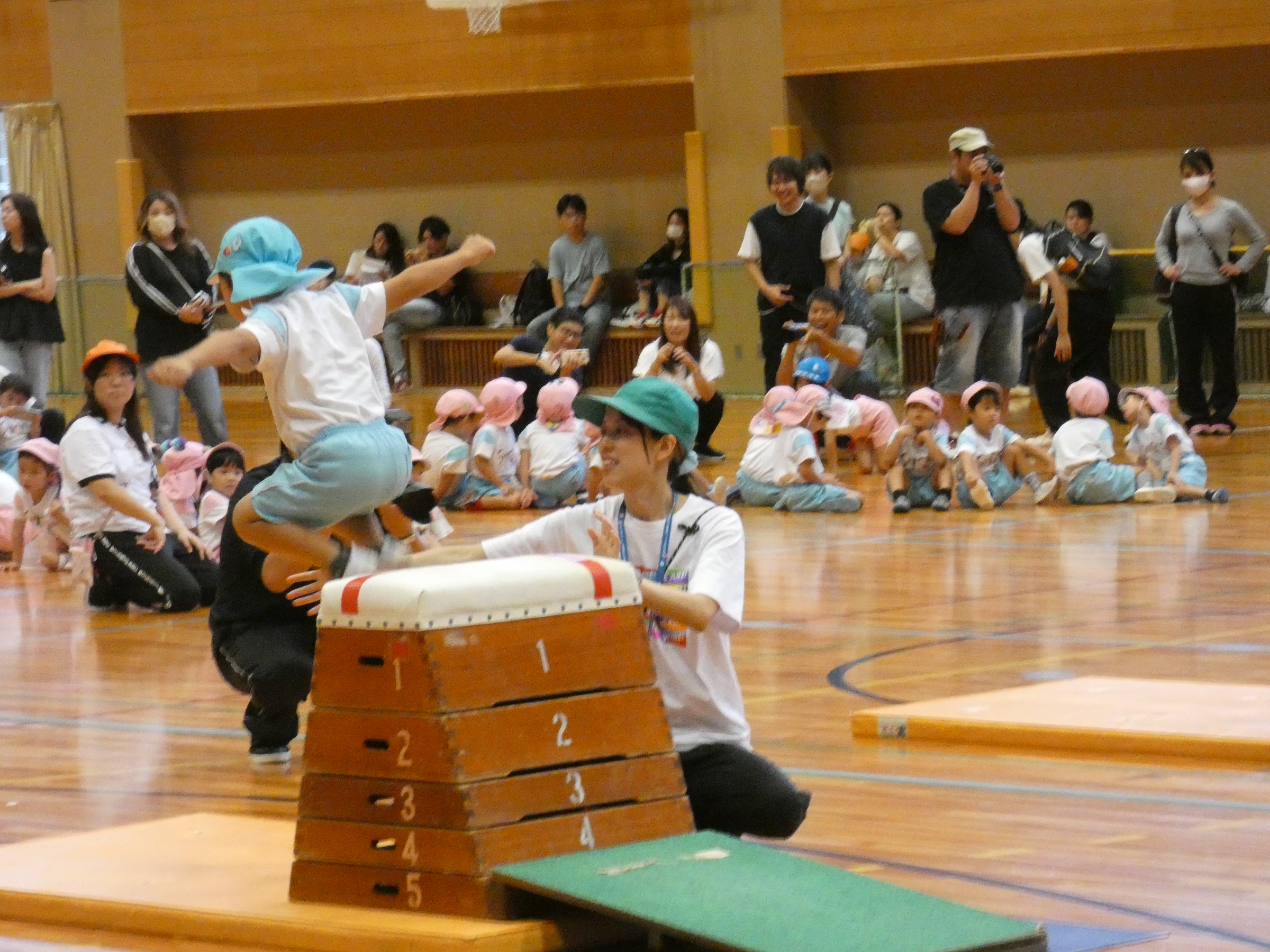 最後は跳び箱に飛び上がり、正座からジャンプ降りします。