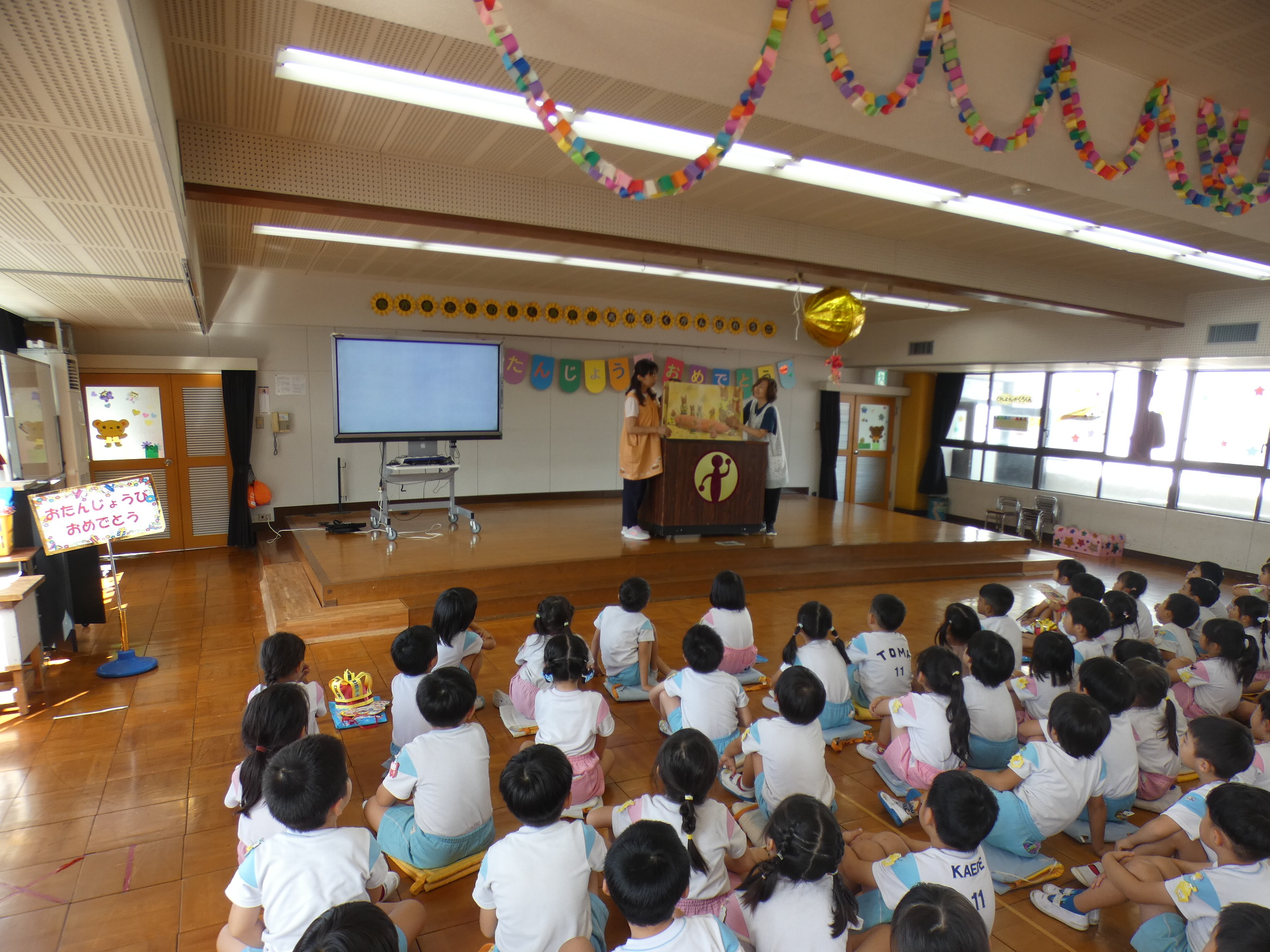 年長さんは『ネズミさんの芋ほり』大きなお芋が掘れたので、なんと真ん中をくりぬいてボートにしてみんな乗って川下り。