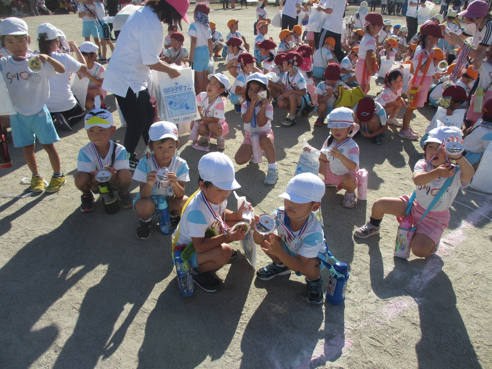 子苑会からのプレゼントと園からのメダルに大喜びでした。