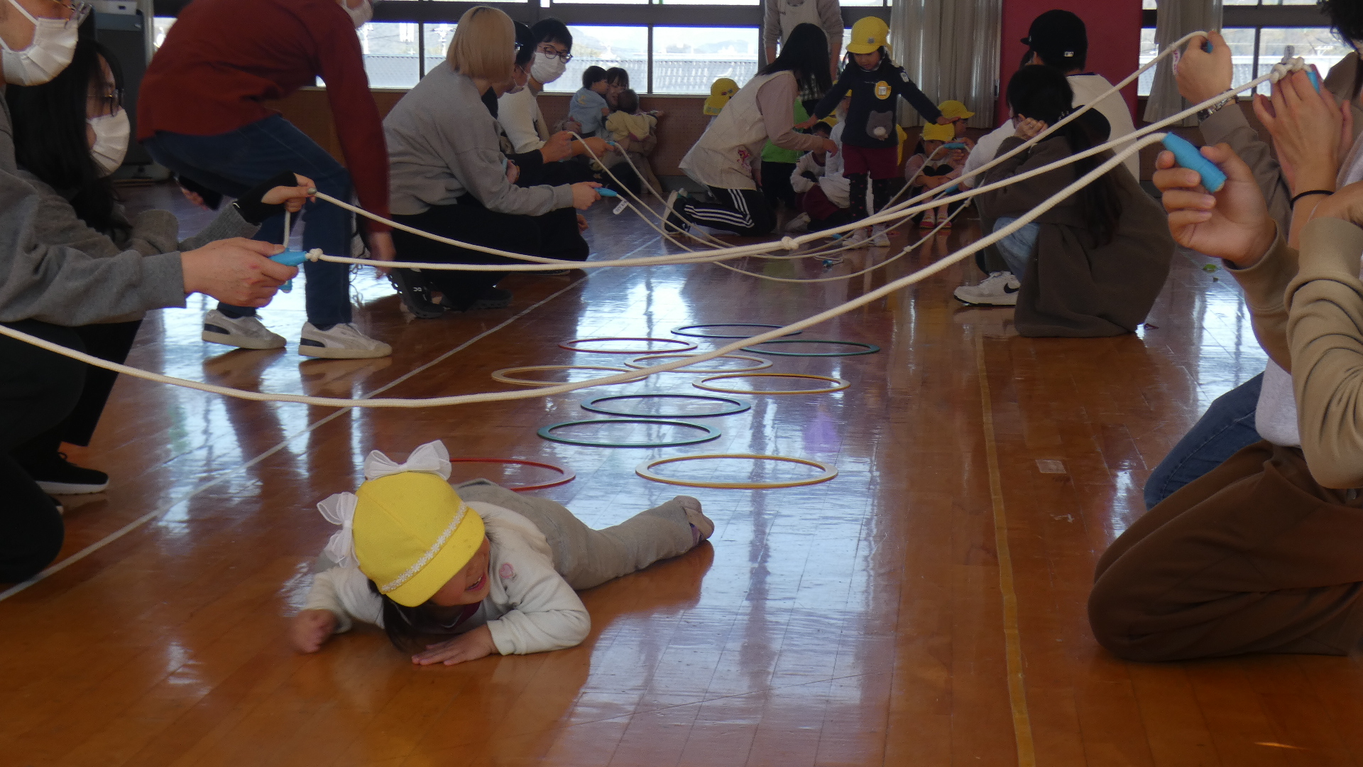 年少さんは縄跳び運動の基礎としての様々な運動遊びのサーキットトレーニングをしました。