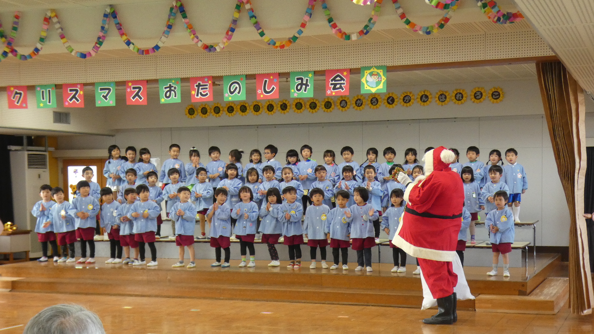 市民会館に来たサンタさんが幼稚園にも！！
