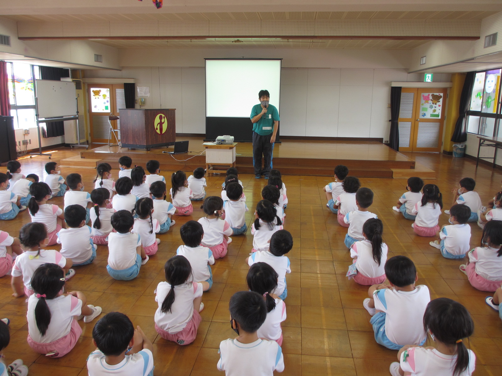 小学校から先生（蘇原第二小の１年担任さん）が１日研修に来られました。すずらんさんと一緒にＳＩ遊びや室内外での遊びに参加してくださいました。最後にお礼と小学校で待ってますよと優しく話してくださいました。また、創造的な遊び、自主的な活動に参加する姿などに感心していただきました。