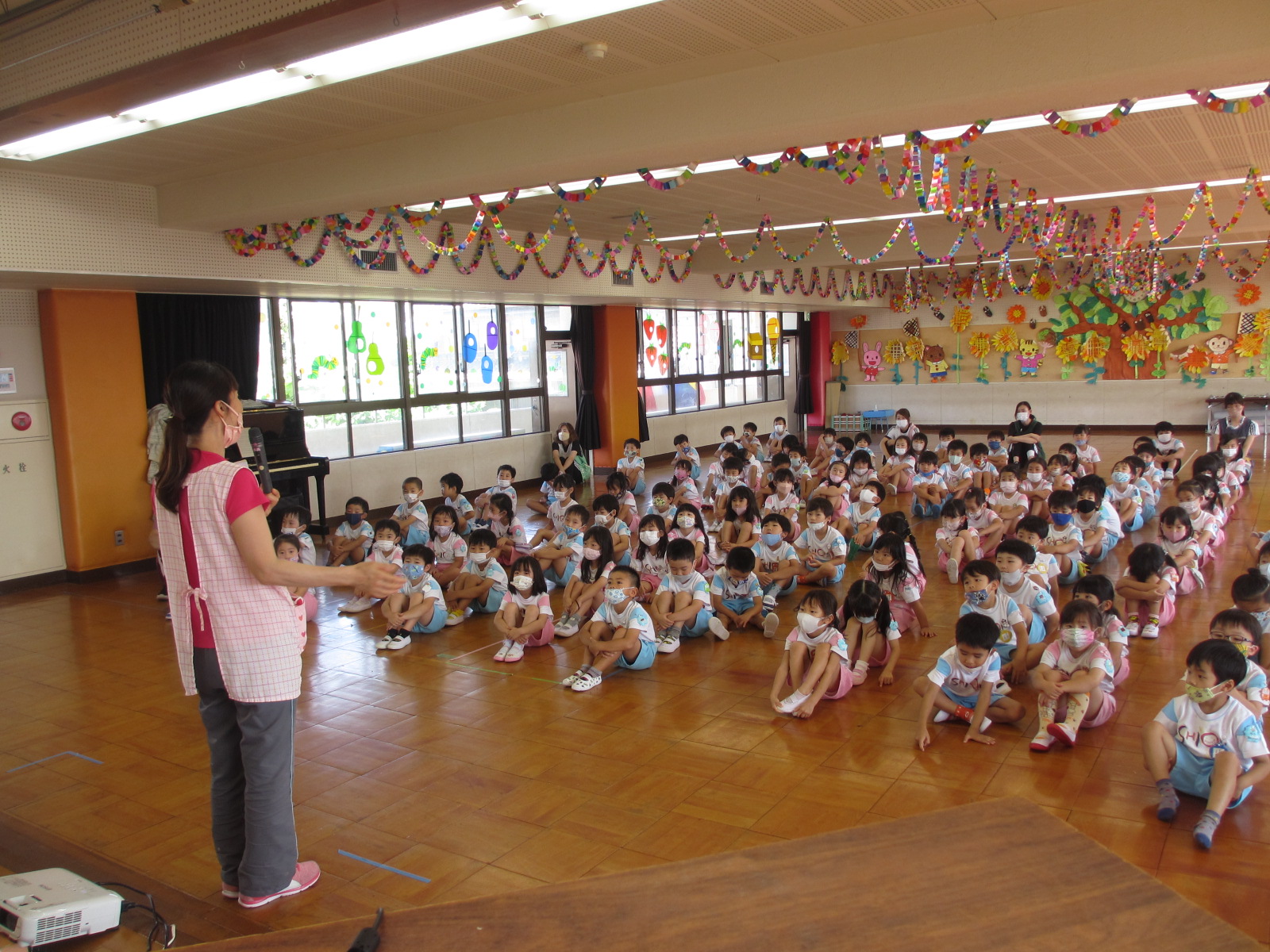 最高学年の年長さんは、毎日の活動に自信を持って取り組んでいました。アサガオ栽培では責任感も生まれました。頼もしい姿の年長さんでした。小さい子にも親切でした。ありがとう！