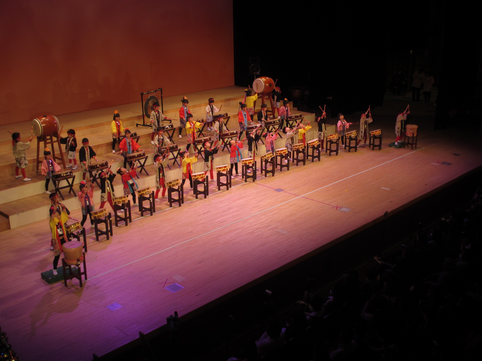 すずらん組の和太鼓演奏「わっしょい江戸の華」は勇壮な演技と計算された移動演奏は見事でした。