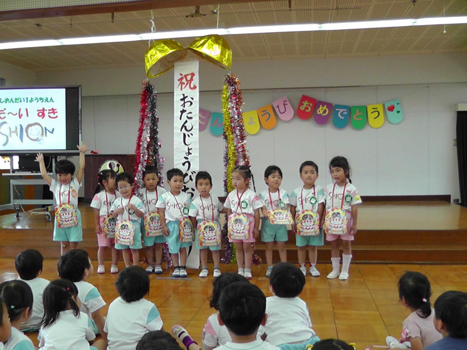 4月生まれのお友だちも1人加わって10名でお祝いしました。