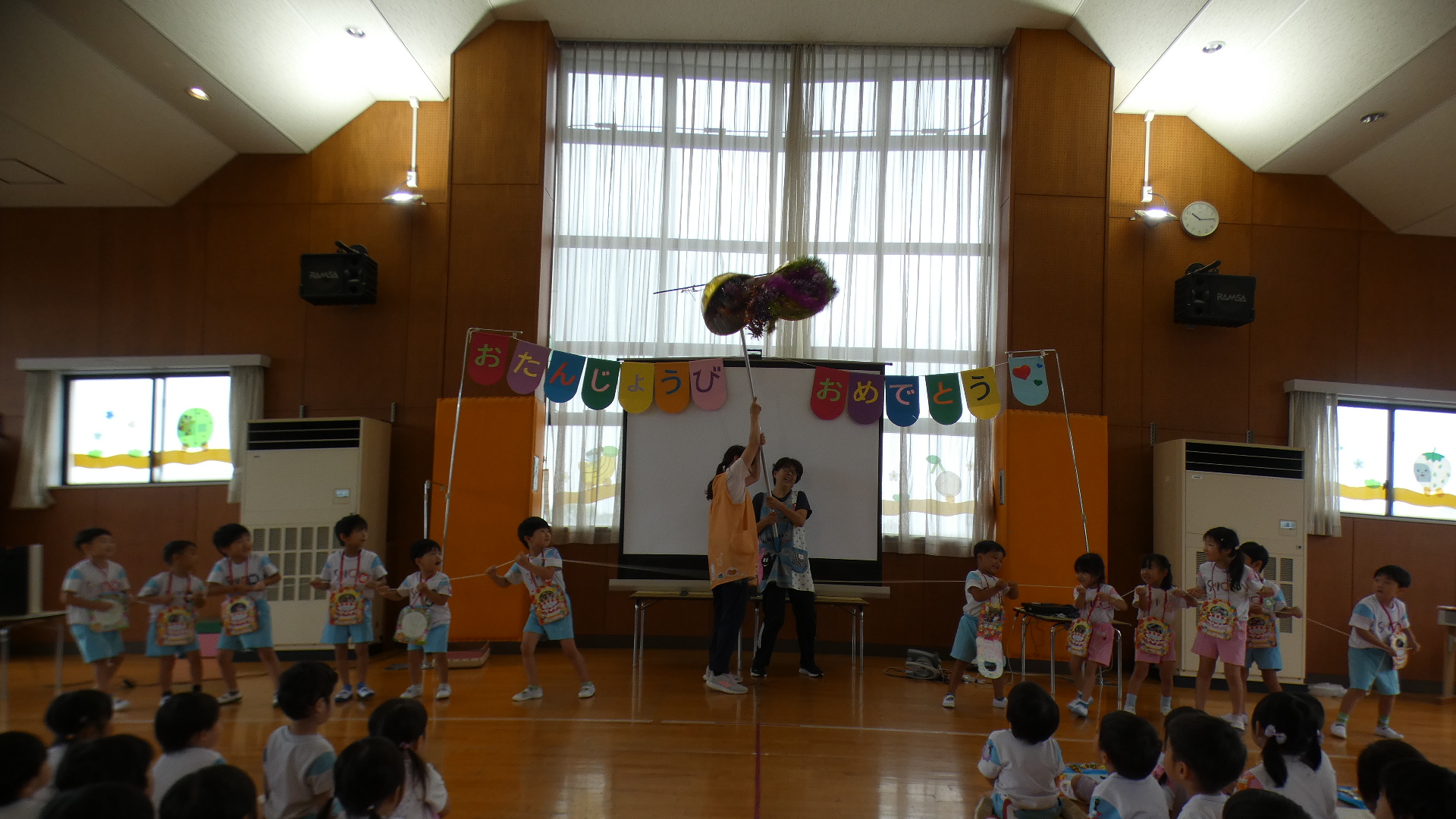 今回のくす玉は先生が持っていてくれました。１２名の力に負けずに踏ん張ったよ(^^♪）