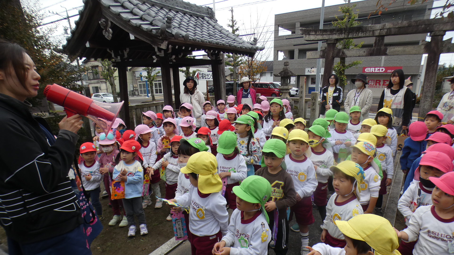 先生からお話を聞いて「菊の花」の歌を歌いました♪