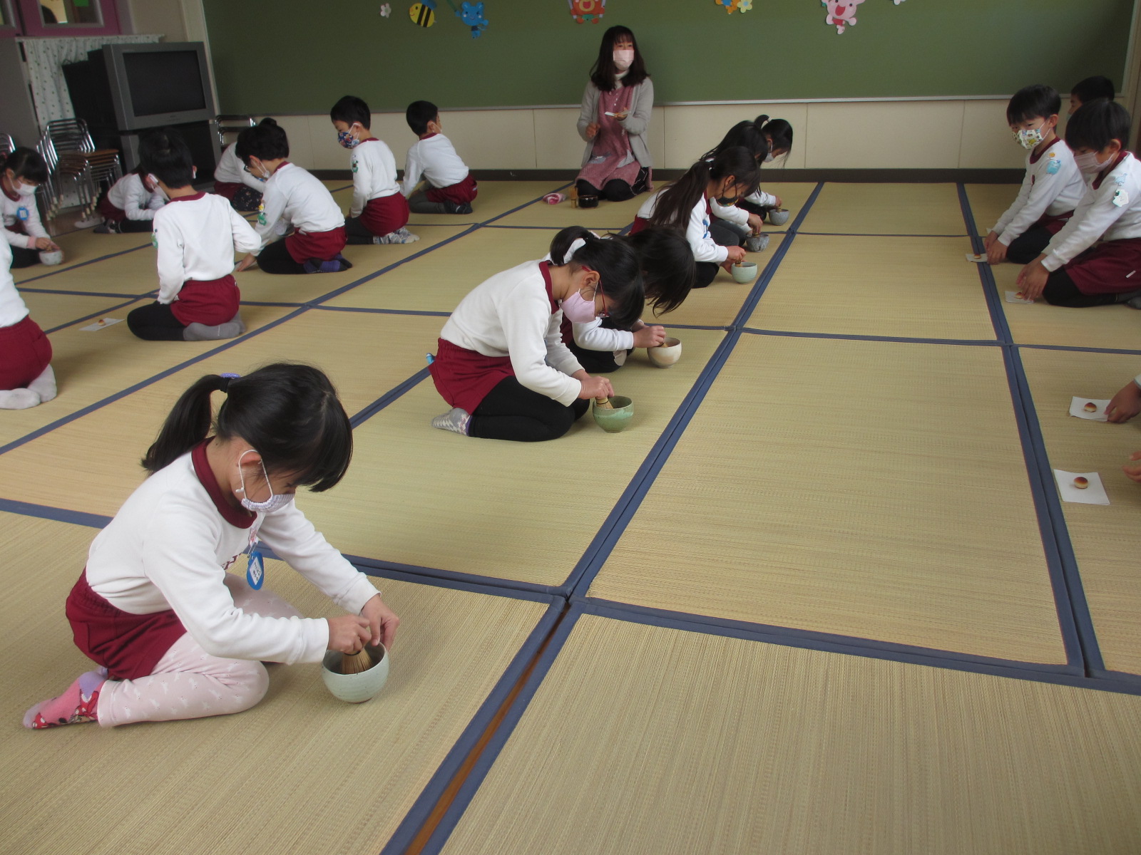 すずらん組さんです。手前で茶筅を「しゃかしゃと回すんだよ」