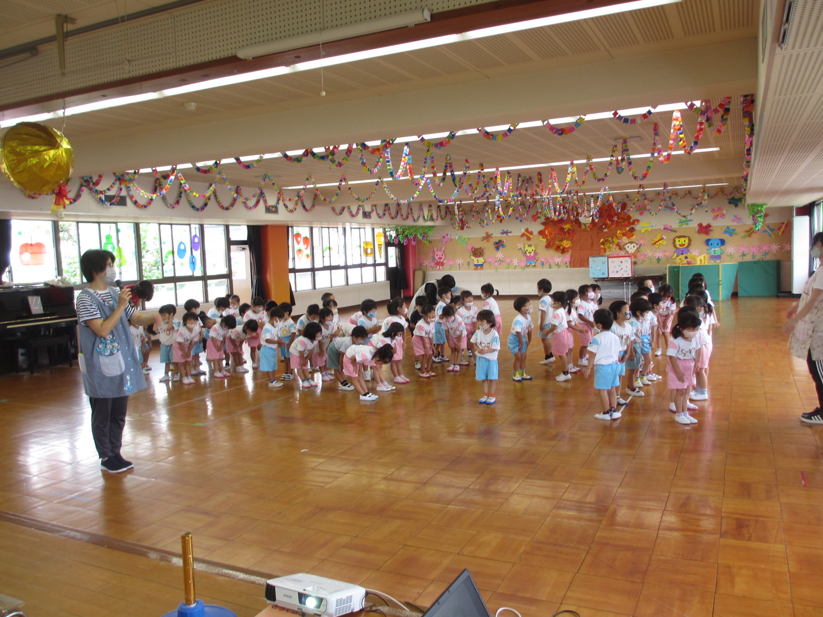 朝の挨拶元気よく。さあ、誕生会の始まり始まり、「もう、いいかい！」