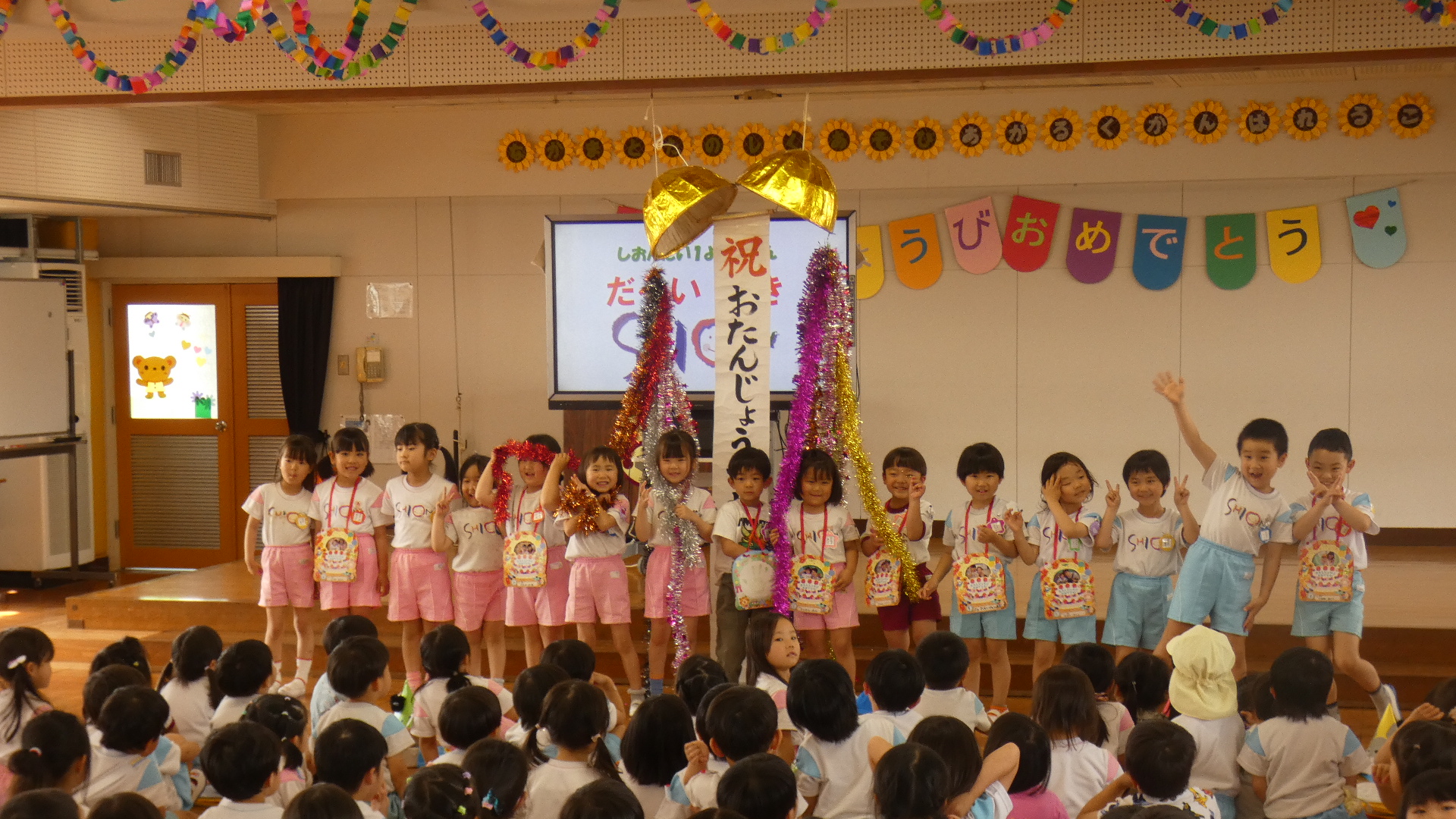 年中さんと年長さんが左右に分かれて引っ張り、大成功！！歓声と拍手が響きました。