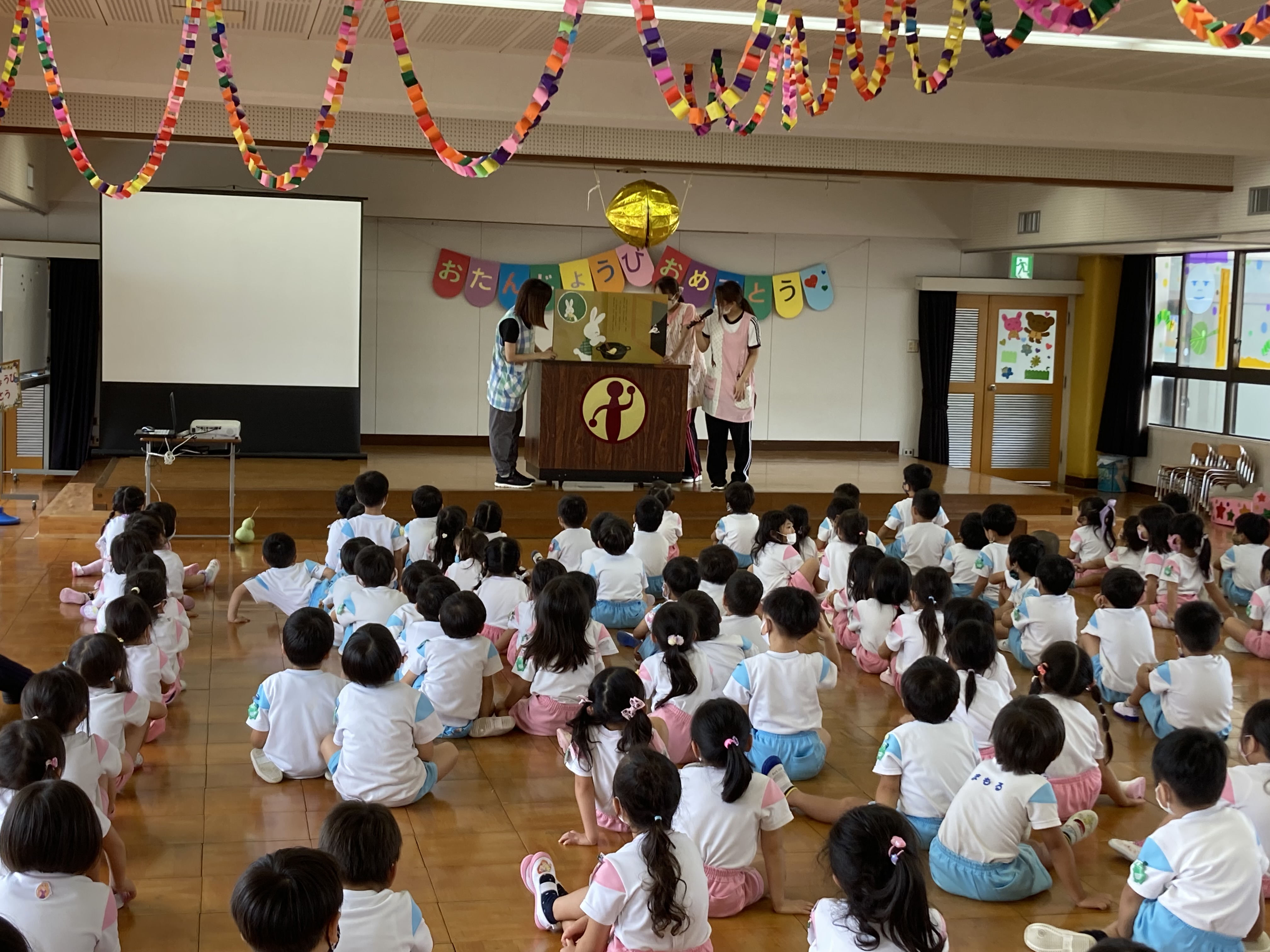 先生からは『おばけの天ぷら』というとってもおもしろいお話を読んでもらいました。題にはオバケがつくけど、おもしろさいっぱいのお話でした！みんな食い入って真剣に聞いていました。