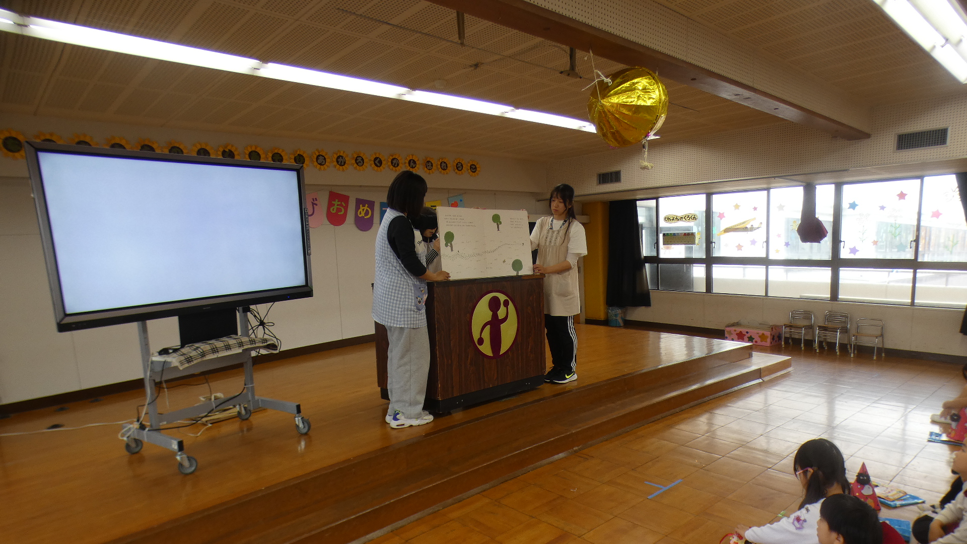 先生からのプレゼントは９９９匹のカエルのお引越しのお話を聞きました。