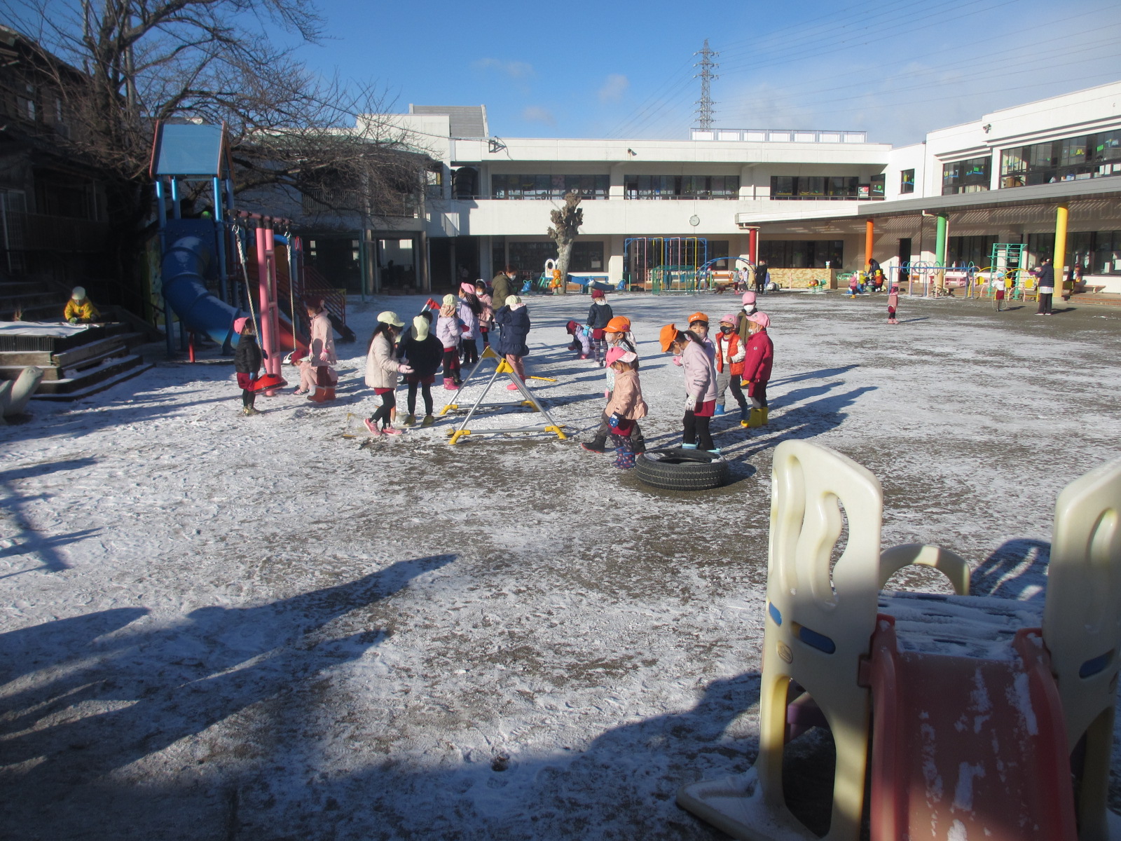 みんな大はしゃぎで遊びました。もう少し積もると良かったですね（大人は大変ですけど・・）