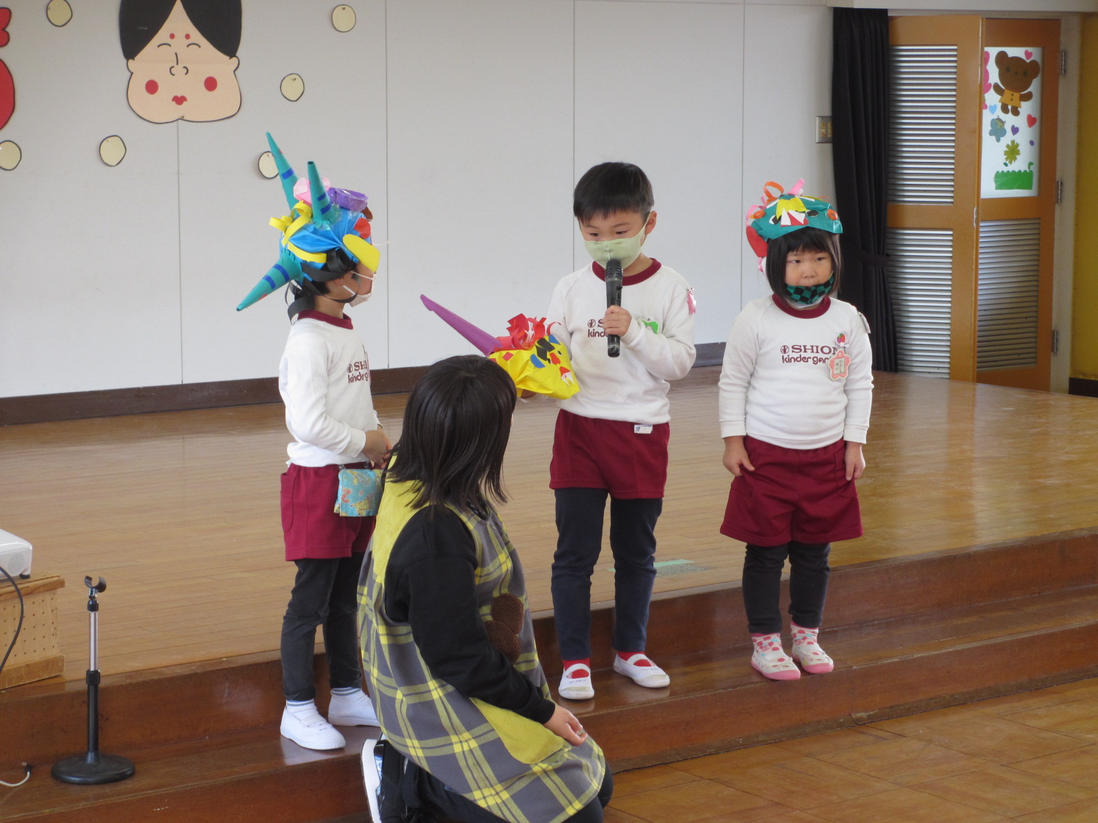 クラス代表の子がオニのお面で工夫したところを話してくれました。