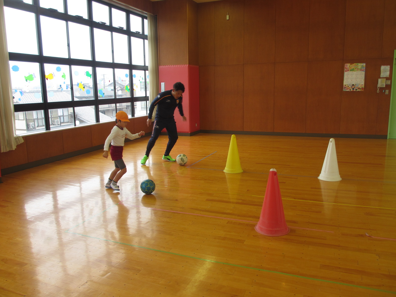 コーンを6本対3本で競争！