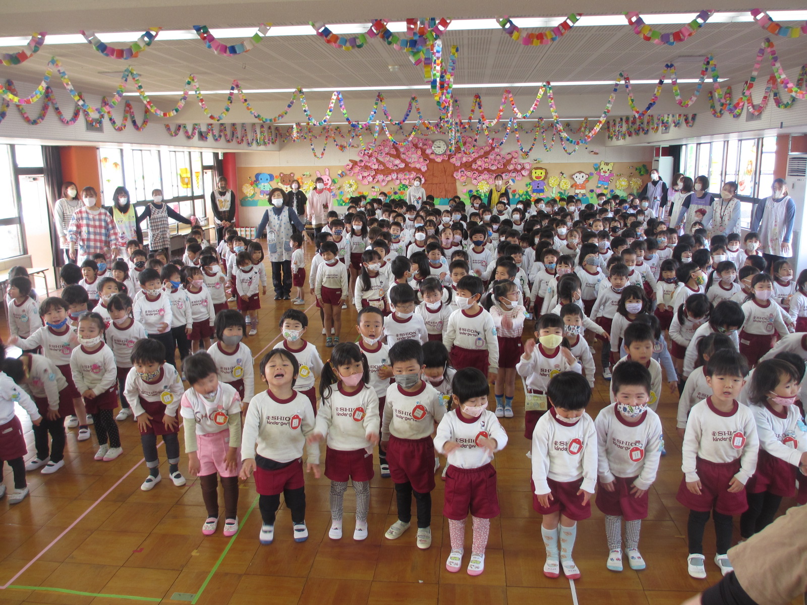 在園児集合！修了式の開始です。
一同、礼がしっかりできました。