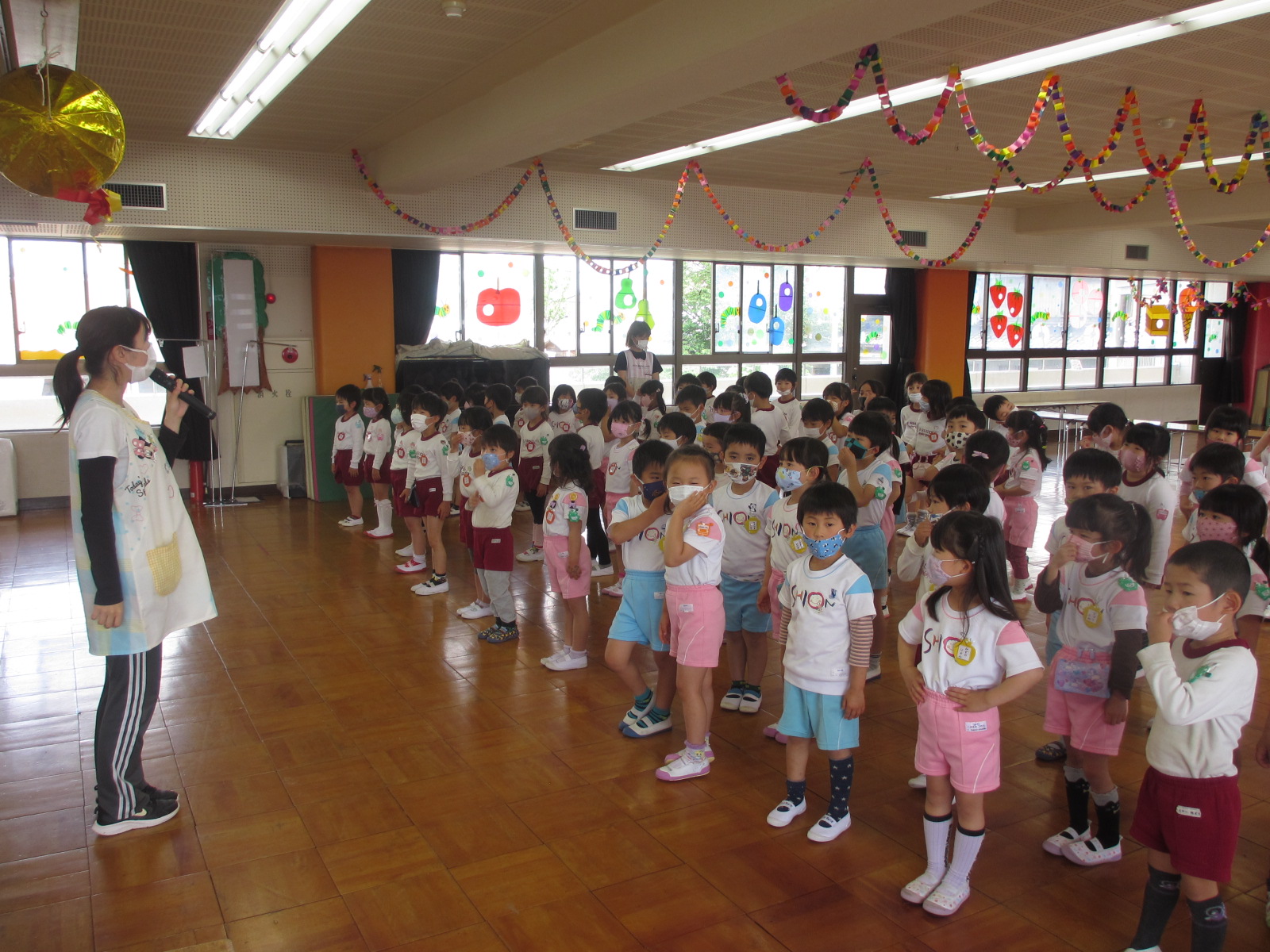 元気な年長さん。誕生日のお友だちを待ってます。「もういいかい？」の言葉に誕生日のお友だちは元気に「もういいよ～！」のお返事。さあ入場！！