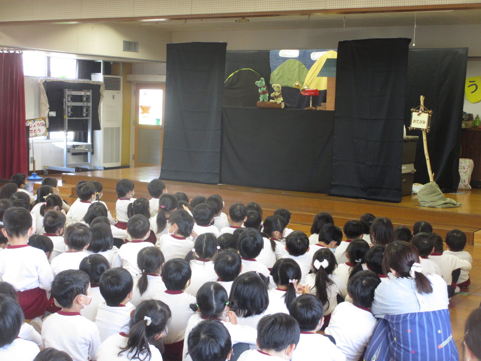 年中・年長さんはガマ君の手紙のお話でした。