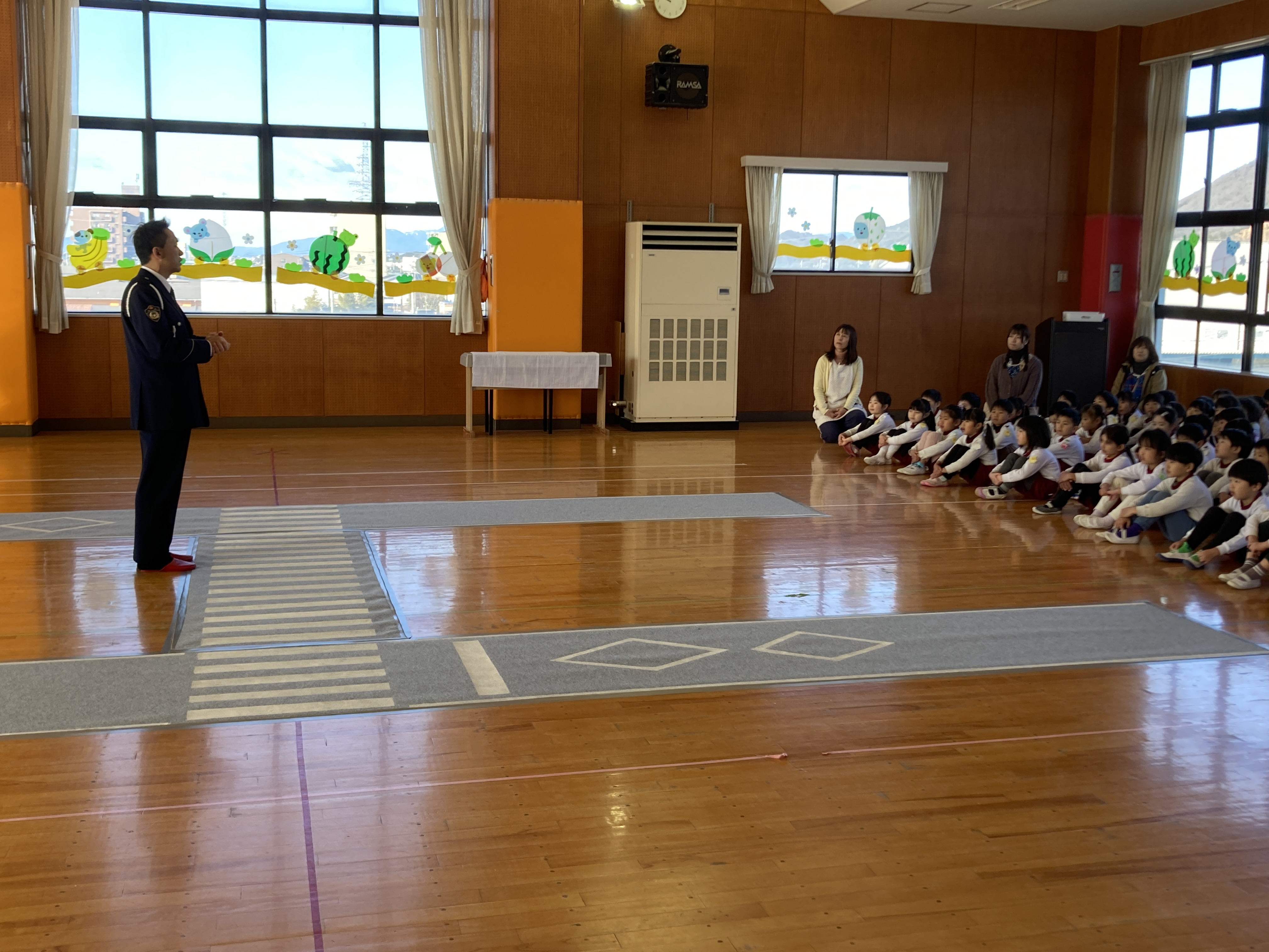 お巡りさんも来てくださいました。小学校1年生の交通事故が一番多いとからしっかり学ぼうねと話されました。