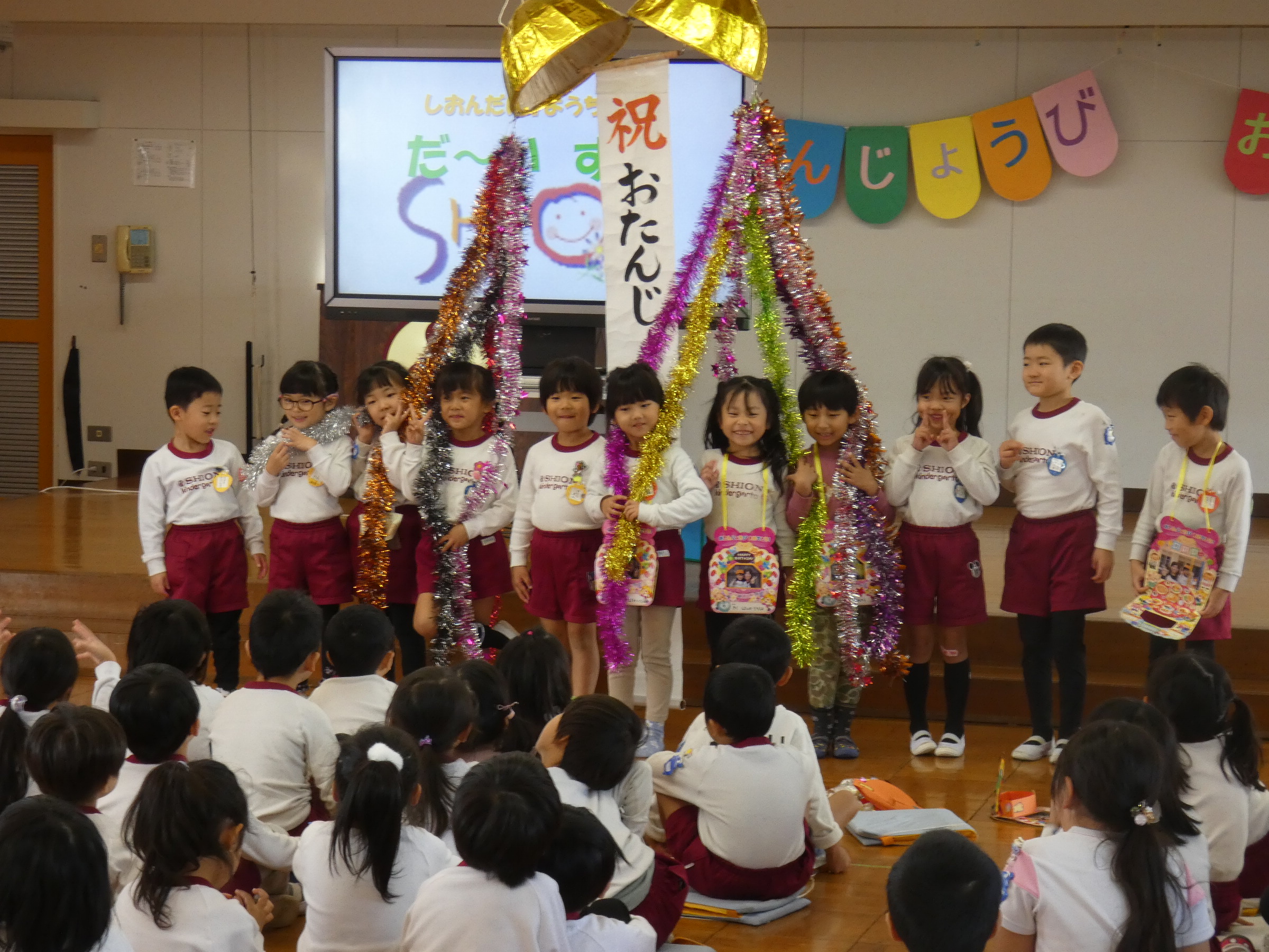 年長さん11名、元気にお祝いのくす玉を割りました！