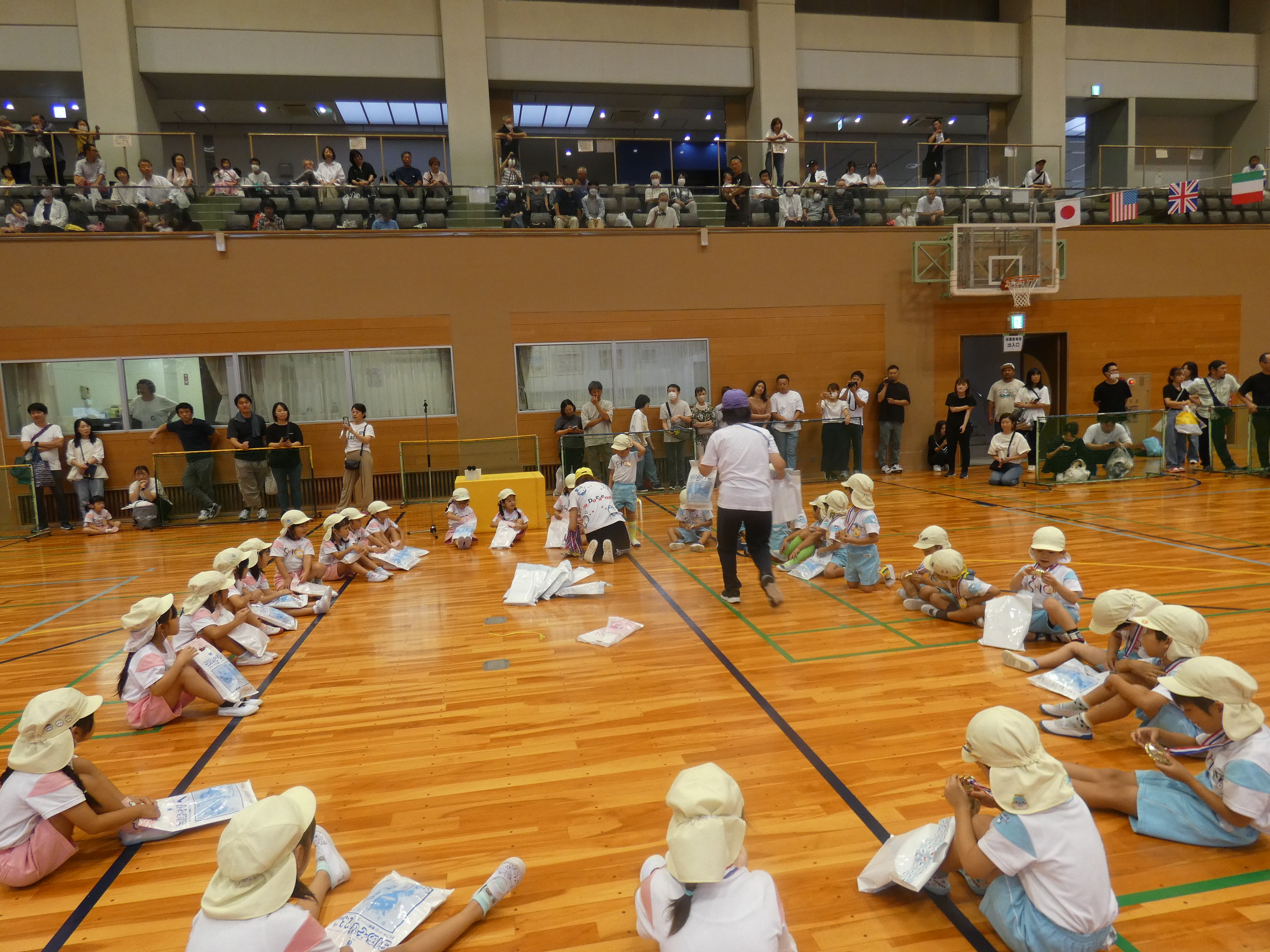 プレゼントを学園と子苑会さんからいただきました。
楽しかったね。
すべての保護者の皆さまお忙しい中、ありがとうございました。
