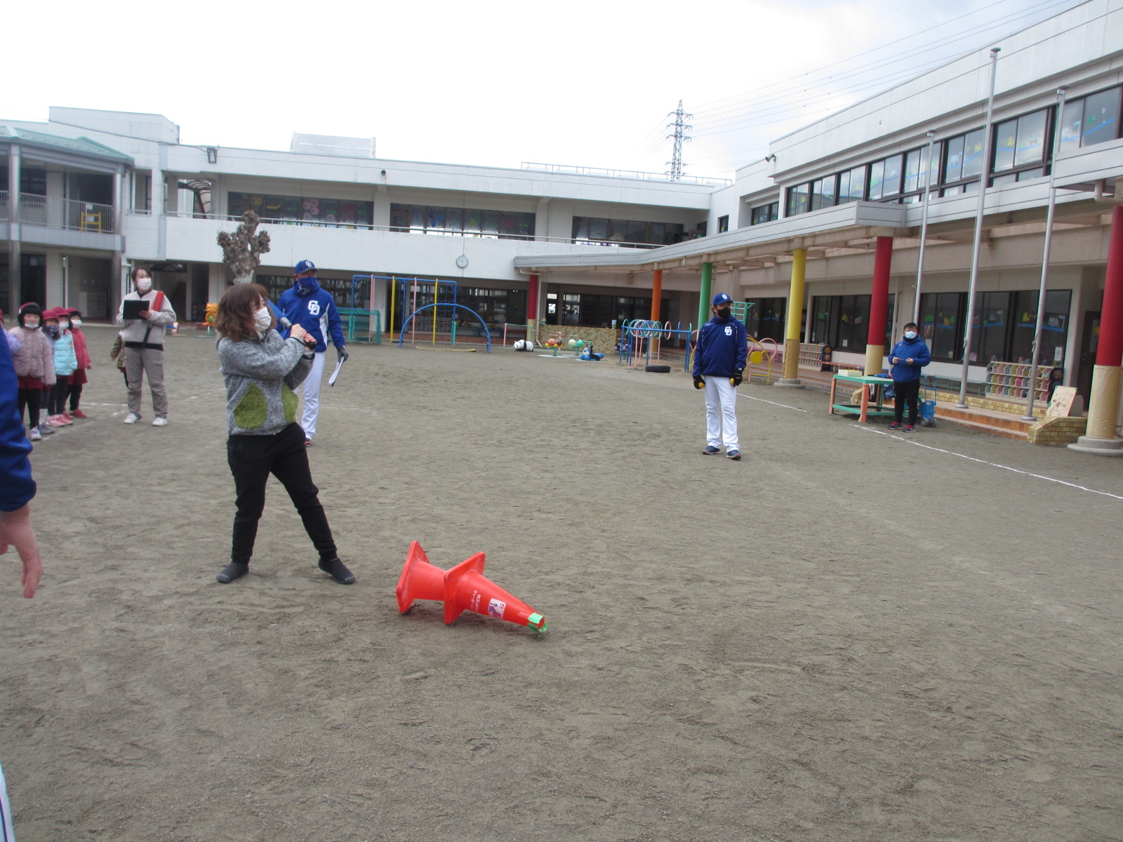 先生方も挑戦！１月から未就園教室から学級補助に入っていただくことになった篠田先生が一番の大当たりでした！

